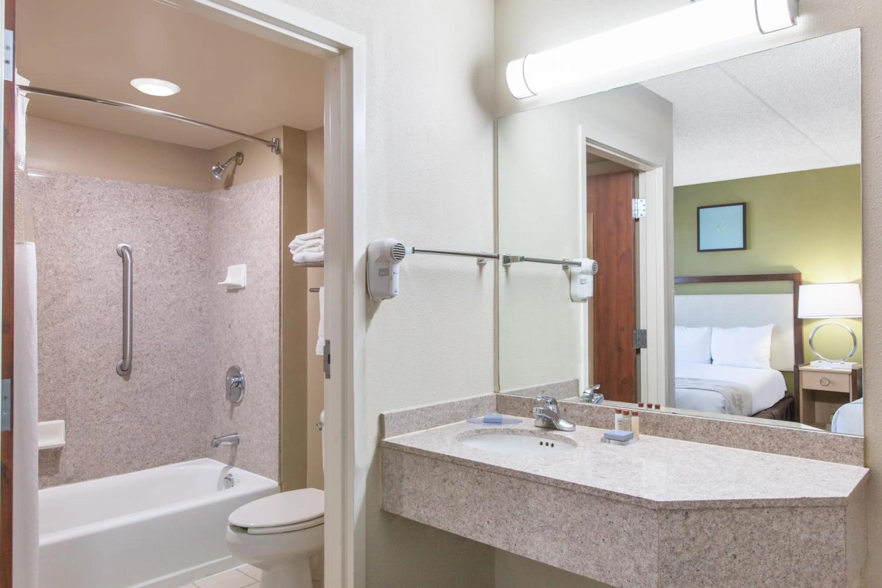 Shower in Hawthorn Suites Midwest City