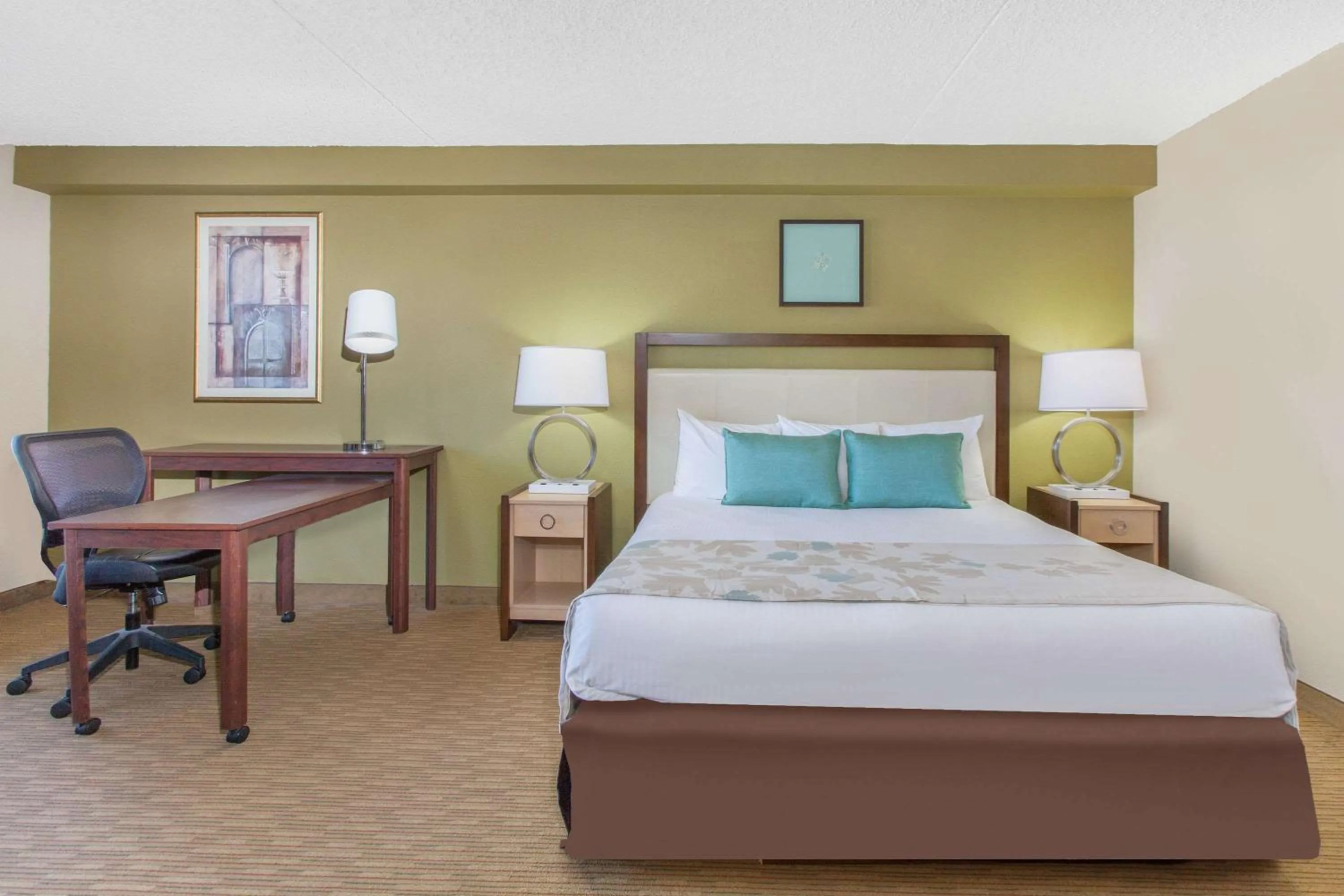 Photo of the whole room, Bed in Hawthorn Suites Midwest City