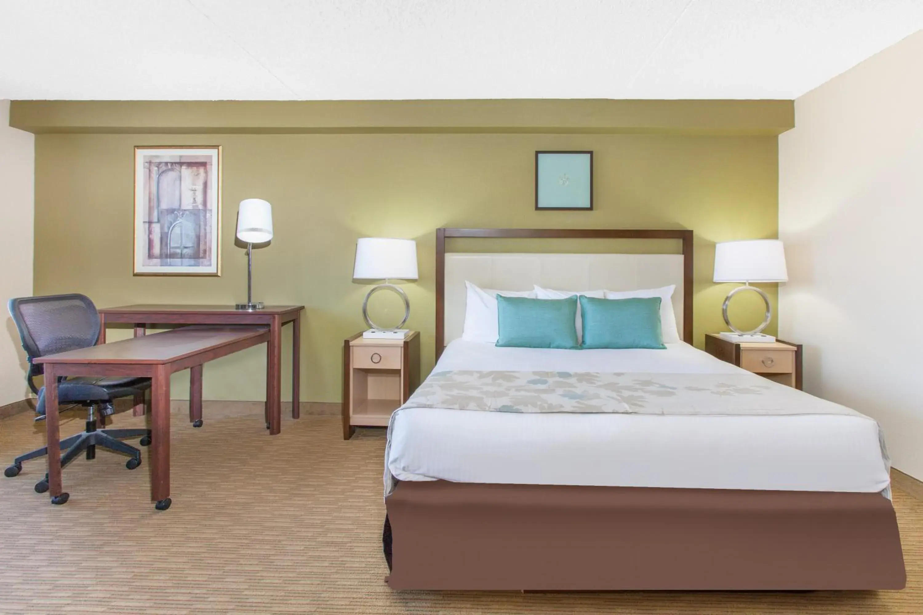 Seating area, Bed in Hawthorn Suites Midwest City Seating area, Bed in Hawthorn Suites Midwest City