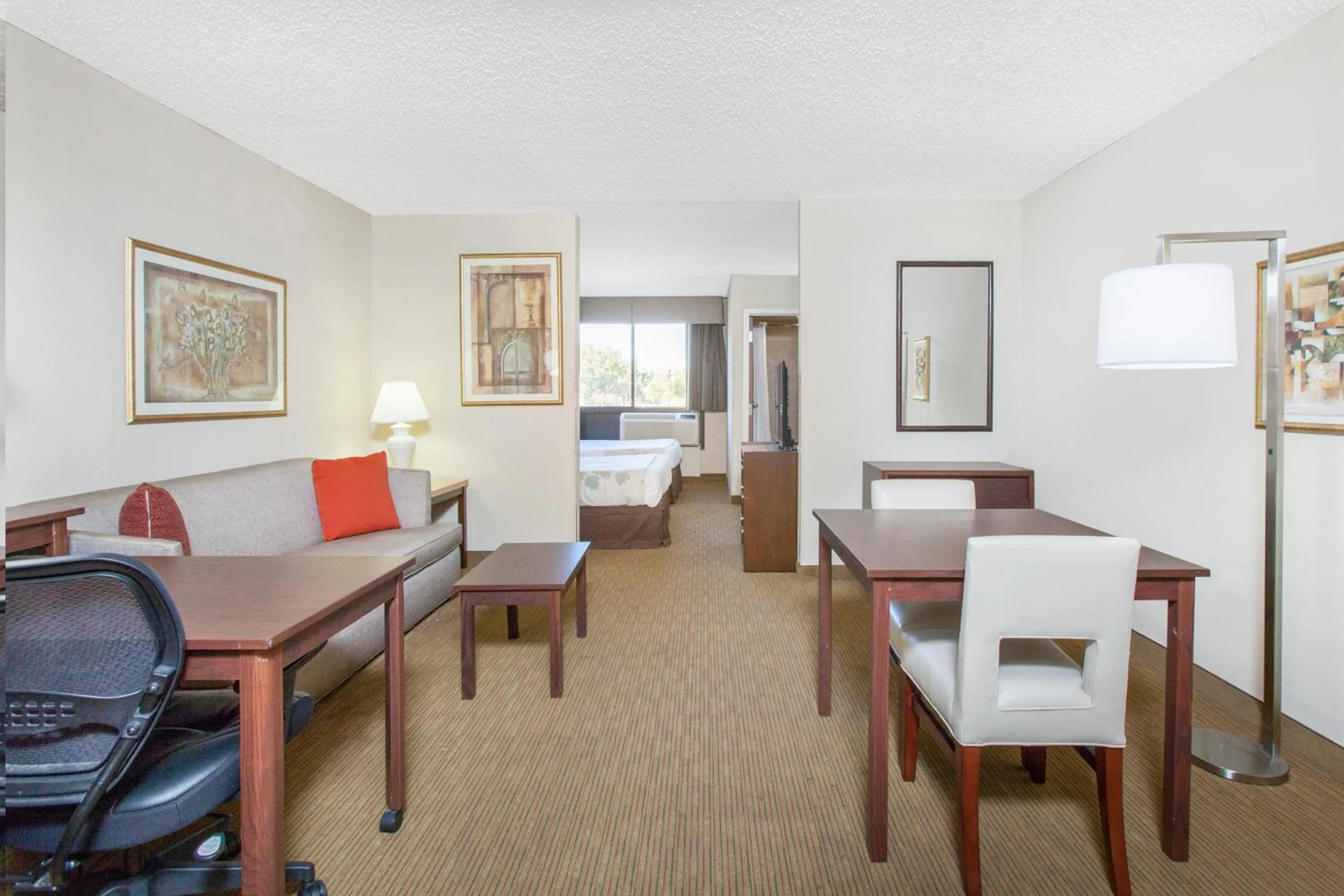 TV and multimedia in Hawthorn Suites Midwest City