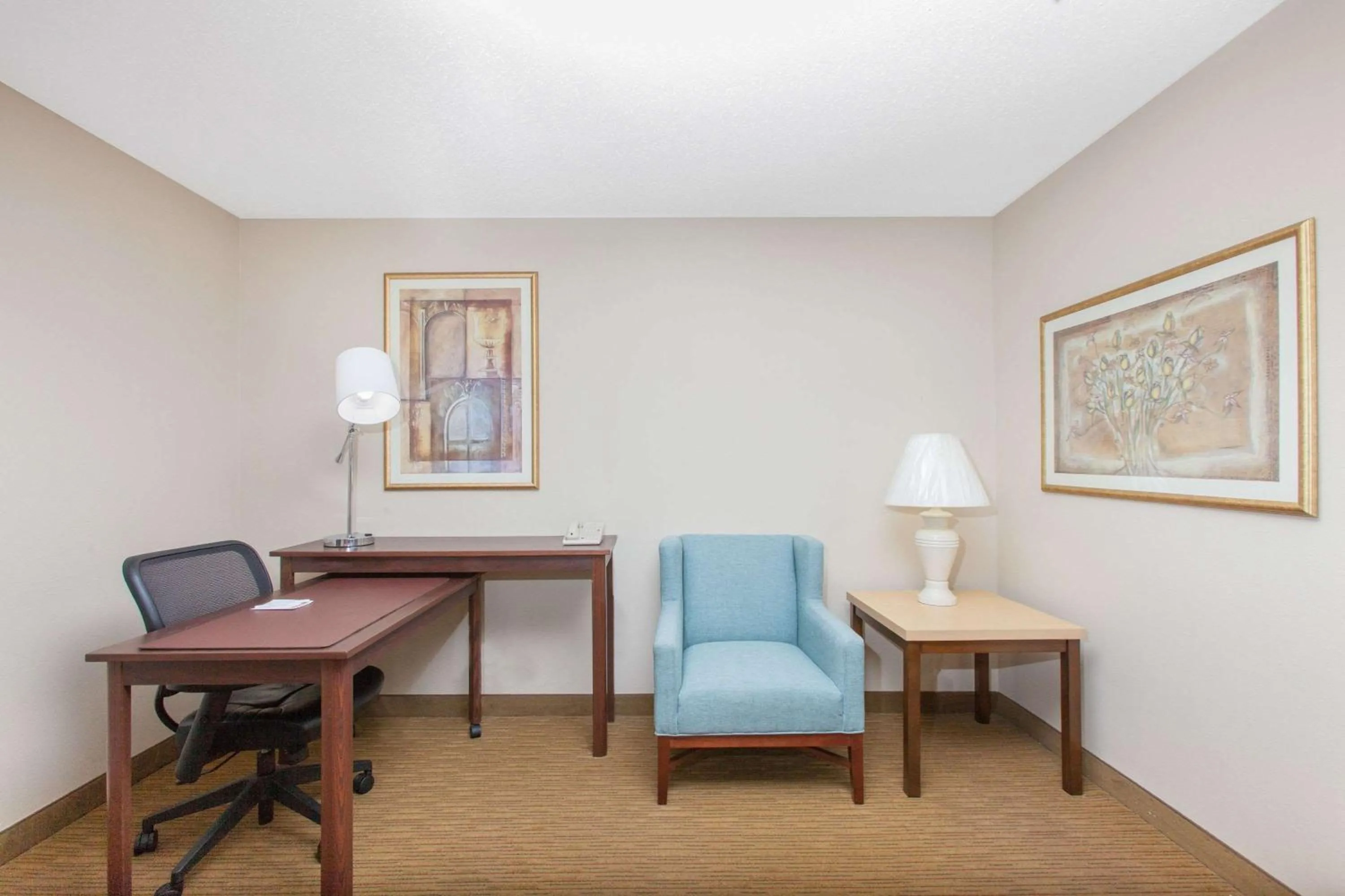 Photo of the whole room in Hawthorn Suites Midwest City