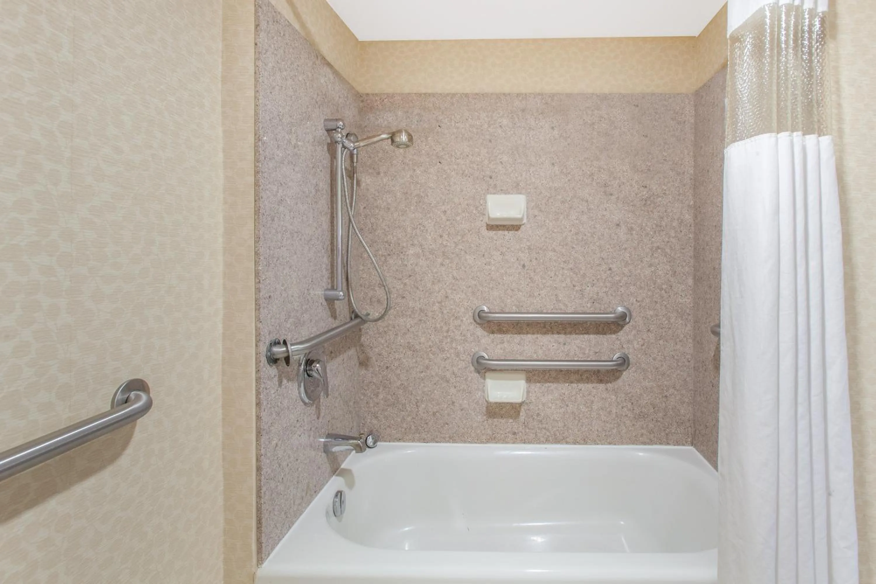 Shower in Hawthorn Suites Midwest City