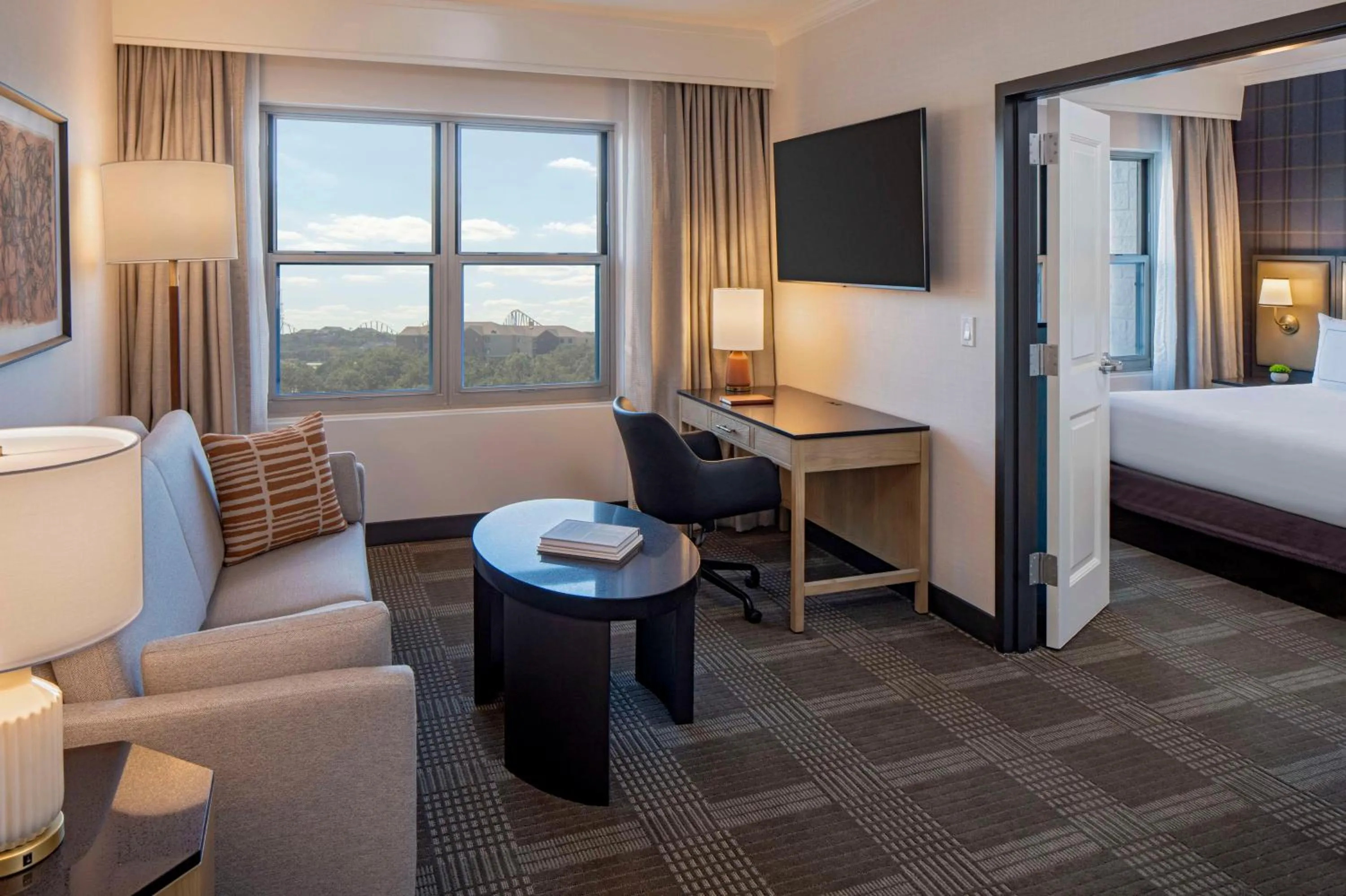 Living room, Bed in Hilton San Antonio Hill Country