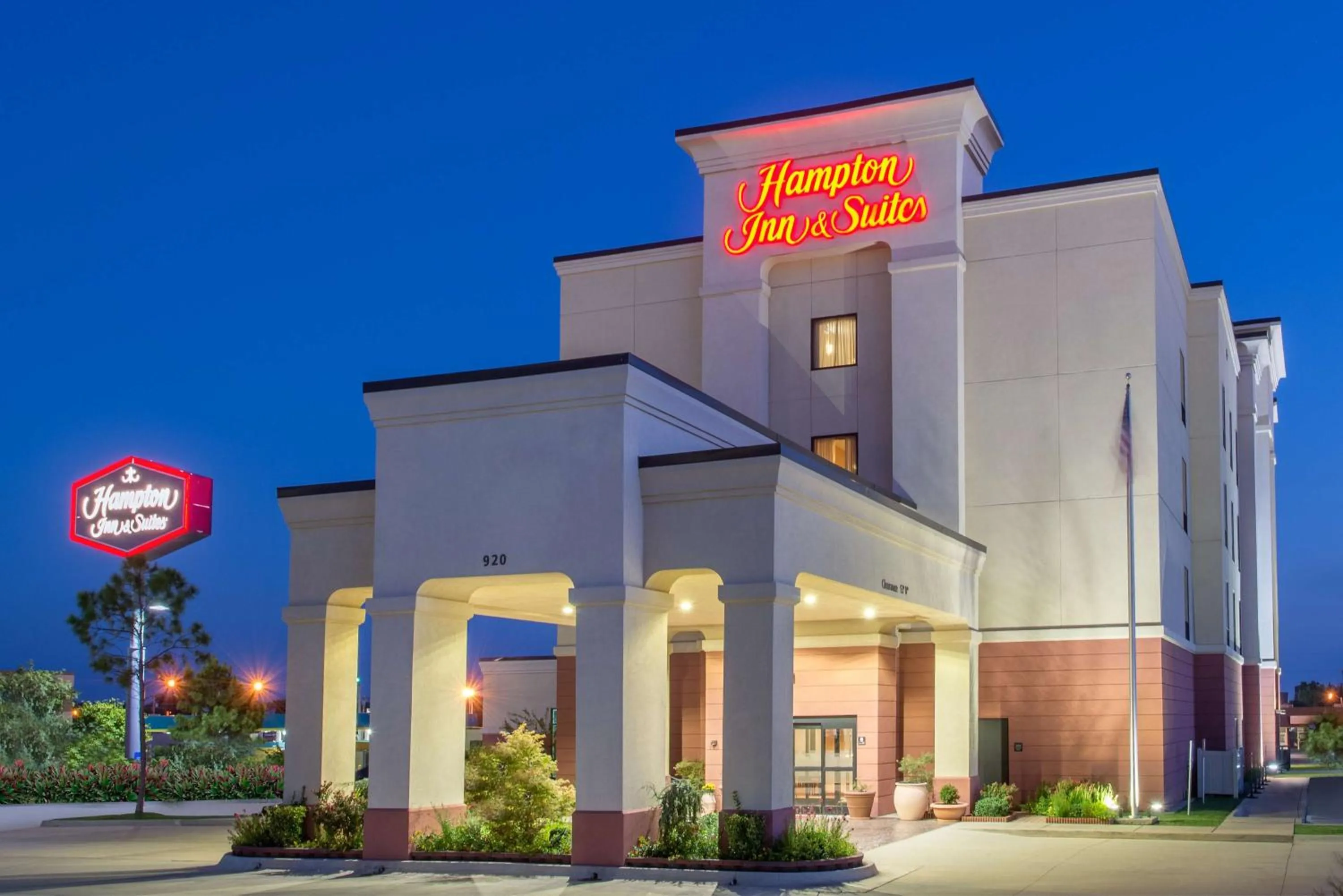 Property building in Hampton Inn & Suites Oklahoma City - South