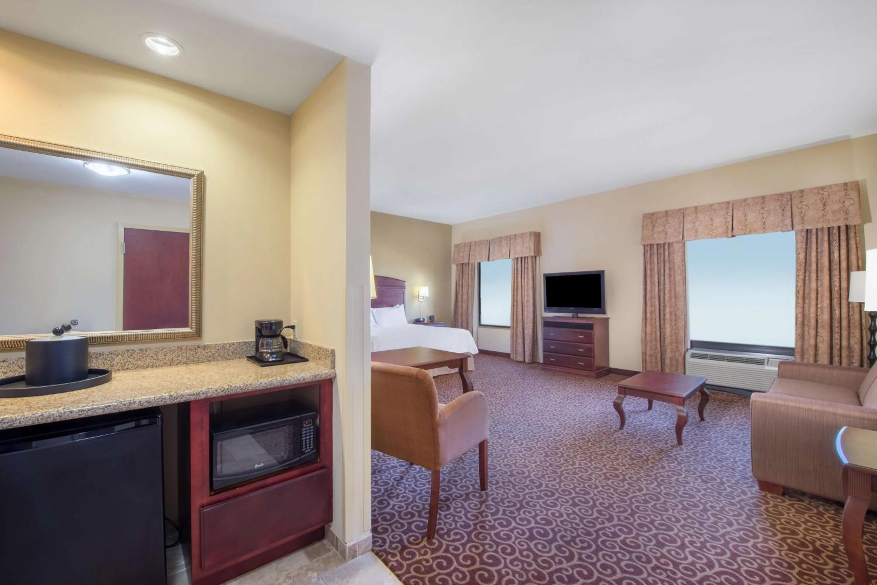 Kitchen or kitchenette, Bed in Hampton Inn & Suites Oklahoma City - South