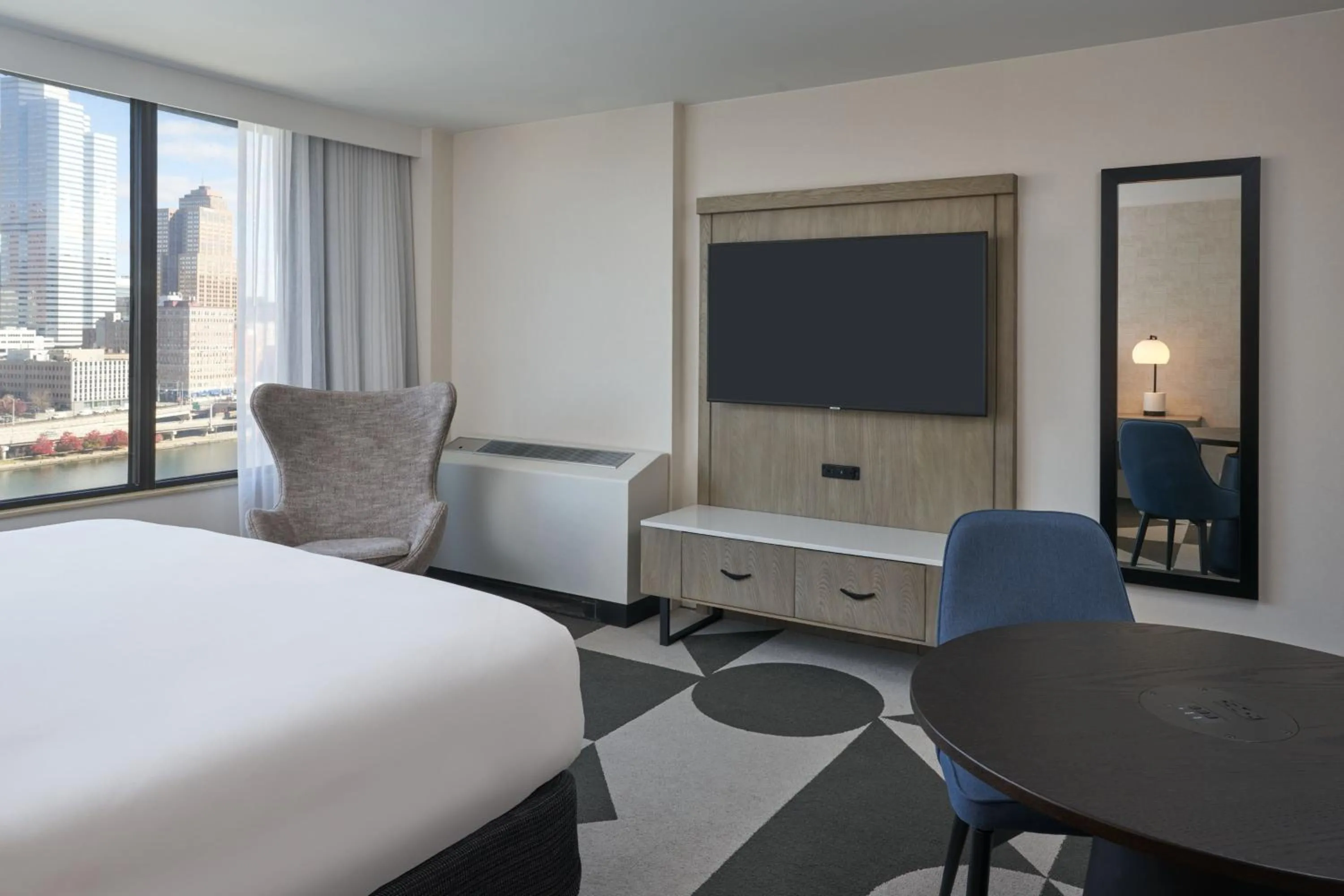 Photo of the whole room, Bed in Sheraton Pittsburgh Hotel at Station Square