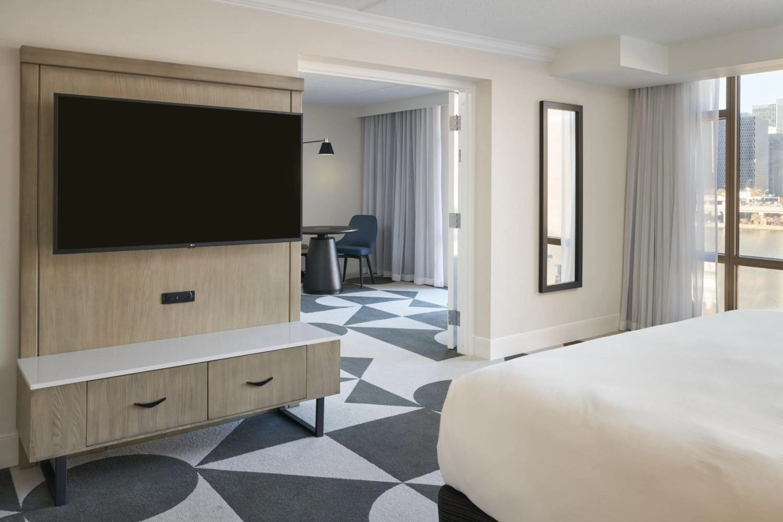 Bedroom, Bed in Sheraton Pittsburgh Hotel at Station Square