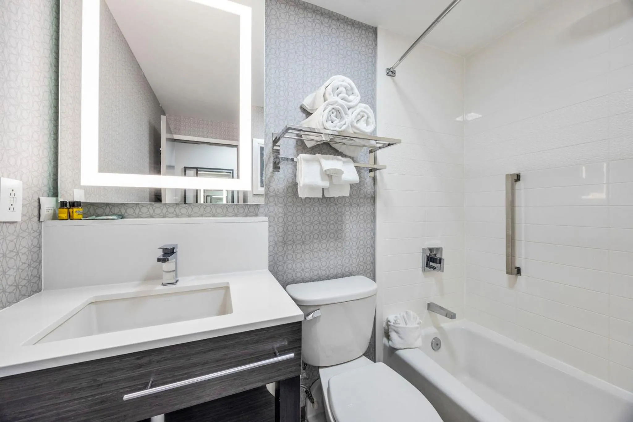 Property building in Best Western Downtown PLUS Music Row