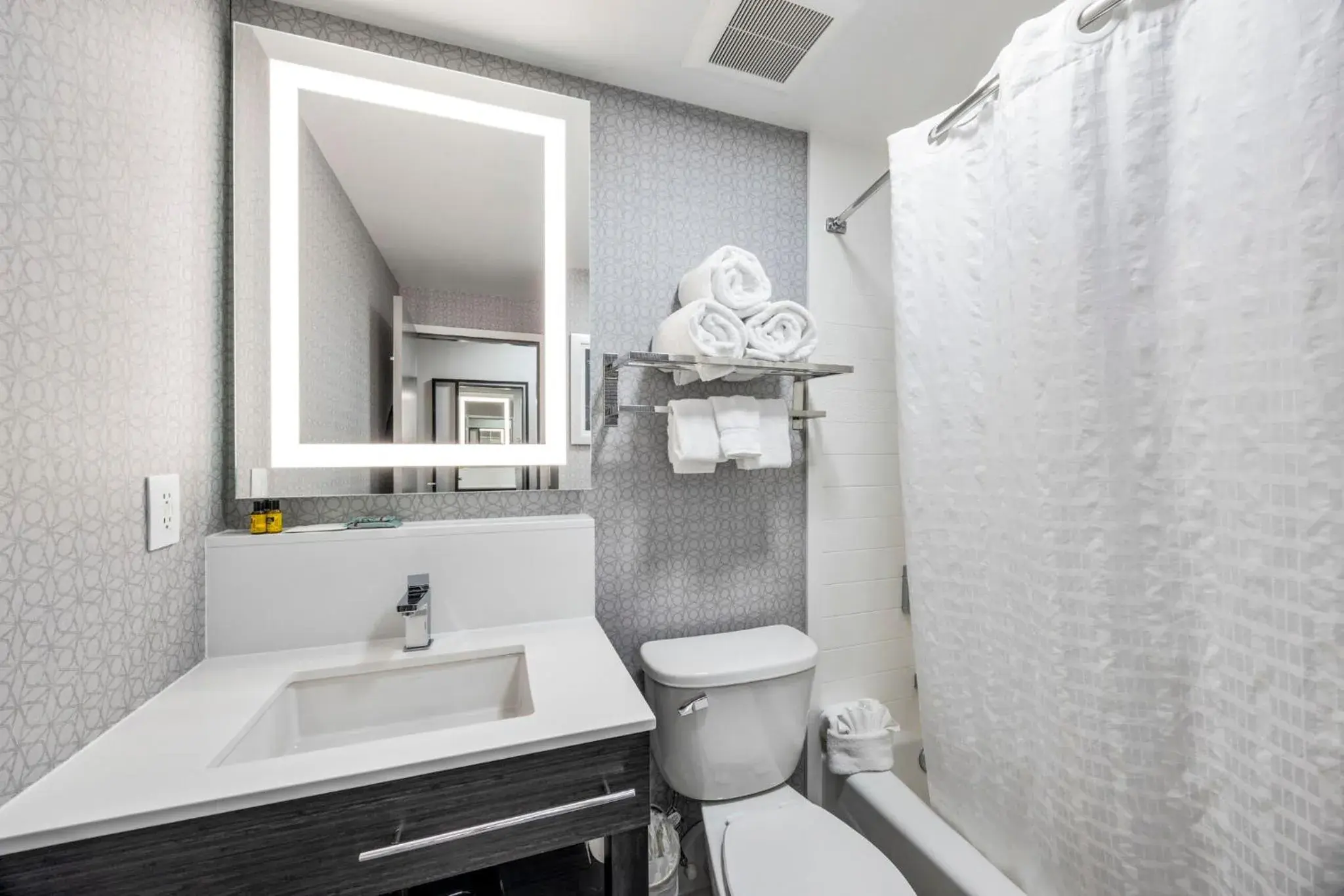 Property building in Best Western Downtown PLUS Music Row Property building in Best Western Downtown PLUS Music Row