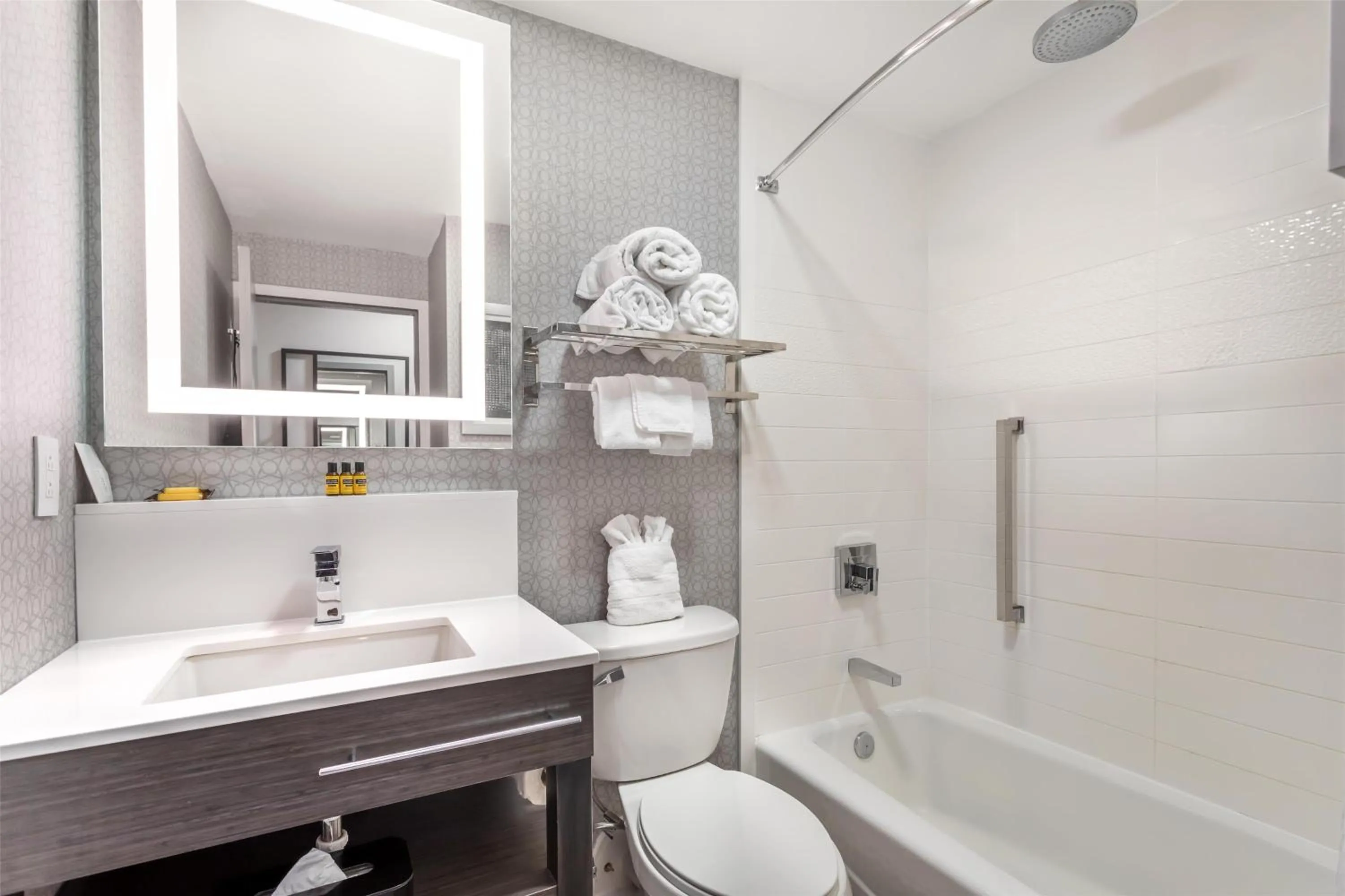 Bathroom in Best Western Downtown PLUS Music Row