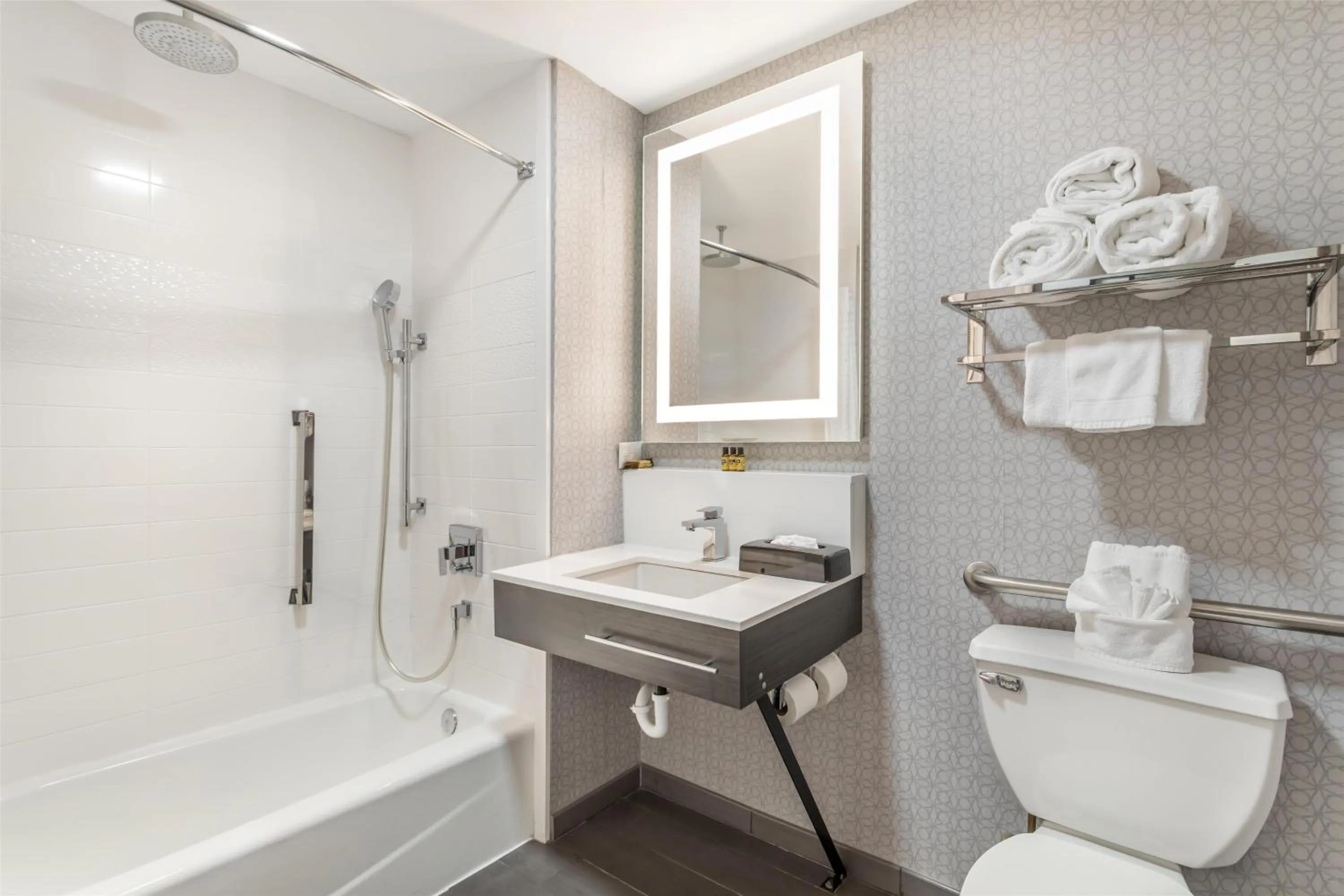 Bathroom in Best Western Downtown PLUS Music Row