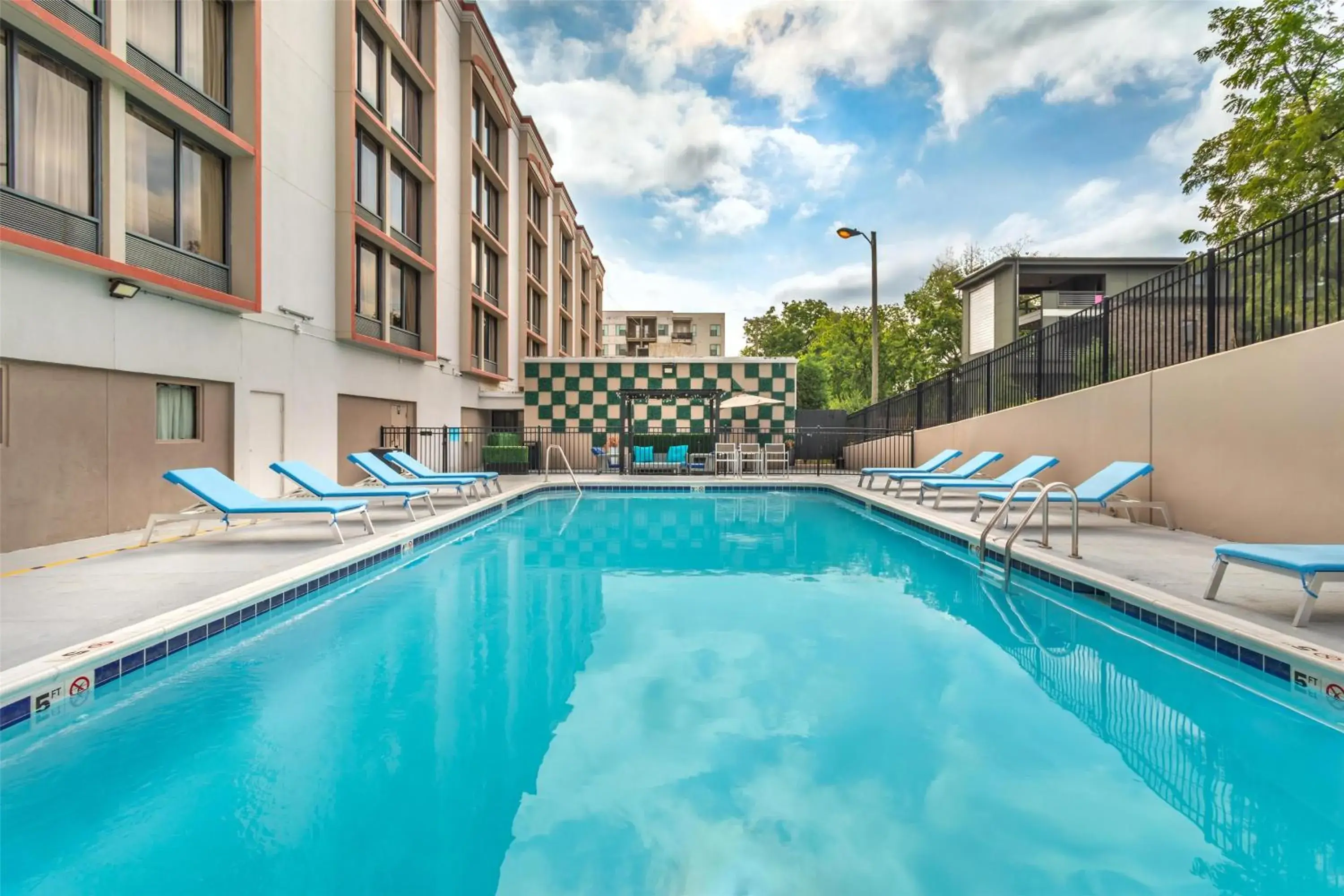 Pool view in Best Western Downtown PLUS Music Row Pool view in Best Western Downtown PLUS Music Row