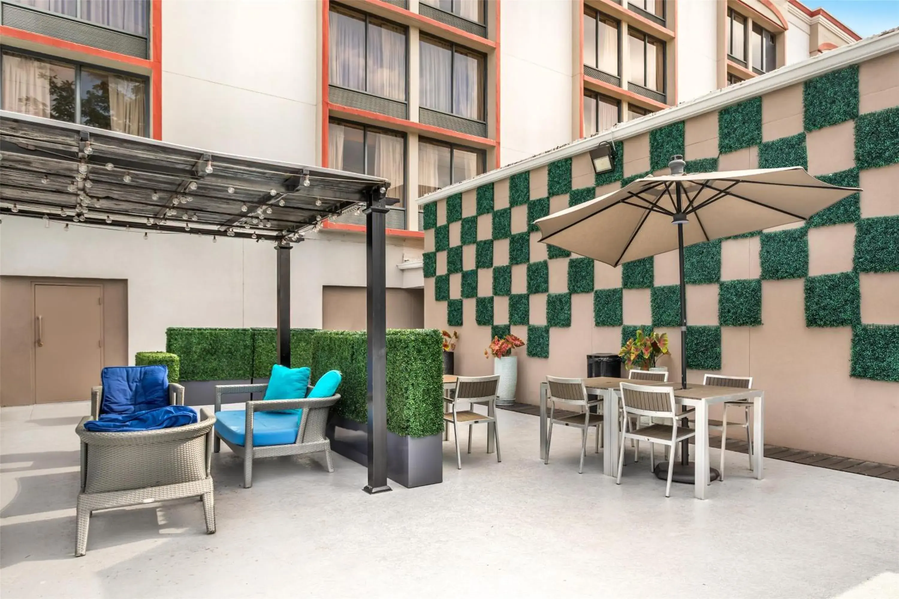 Pool view in Best Western Downtown PLUS Music Row Pool view in Best Western Downtown PLUS Music Row