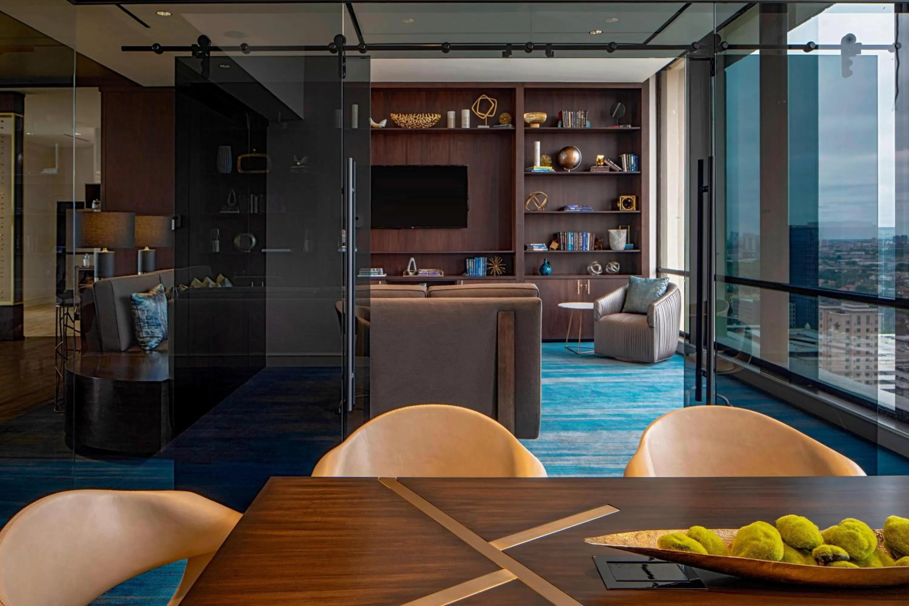 Lounge or bar in The Westin Galleria Houston