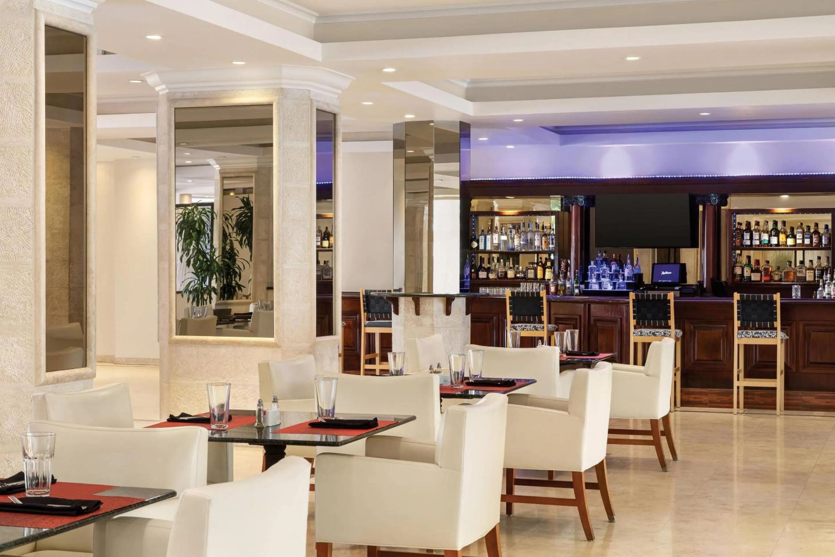 Lounge or bar in Radisson Resort Miami Beach
