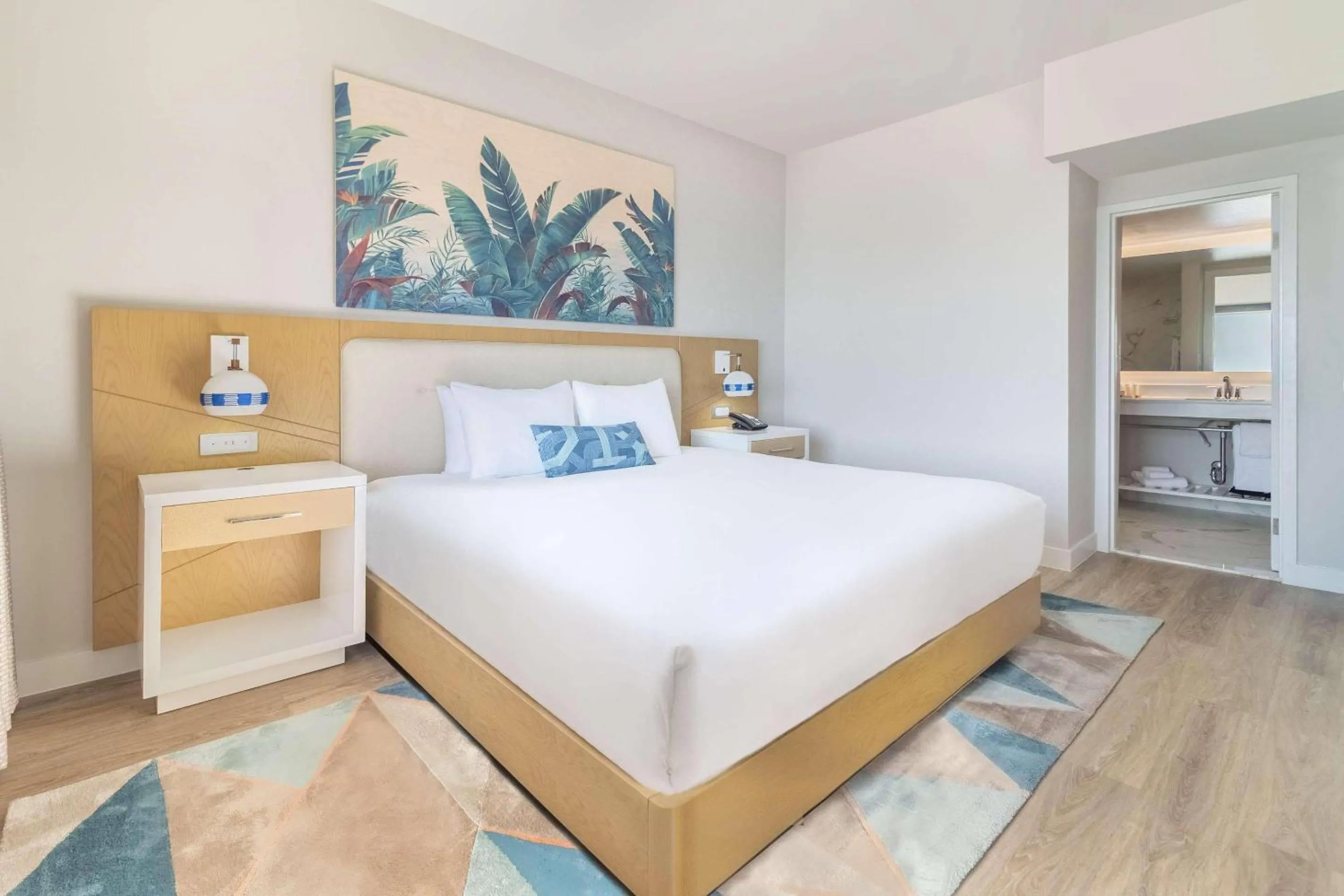 Bedroom, Bed in Radisson Resort Miami Beach