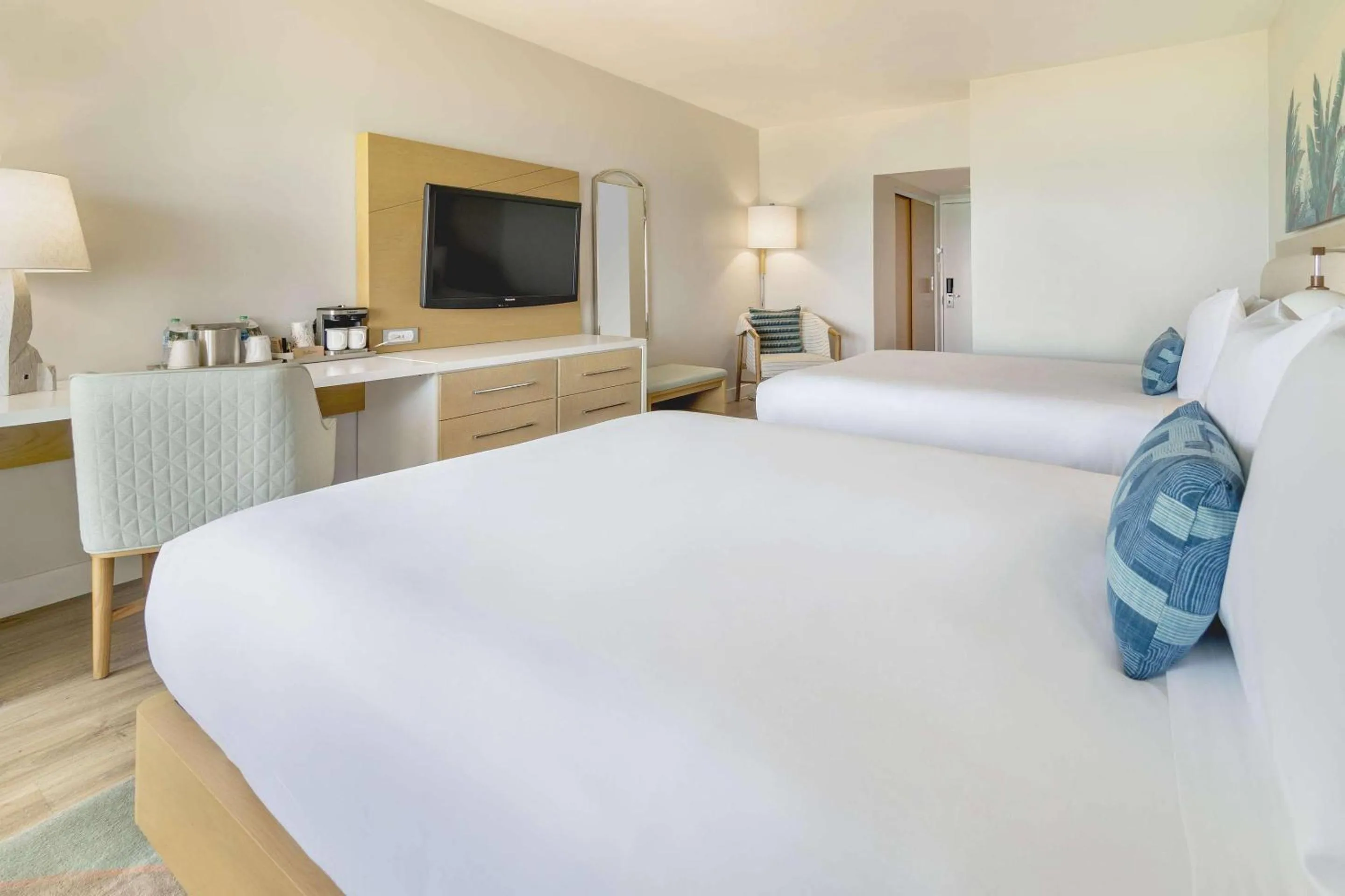 Bedroom, Bed in Radisson Resort Miami Beach