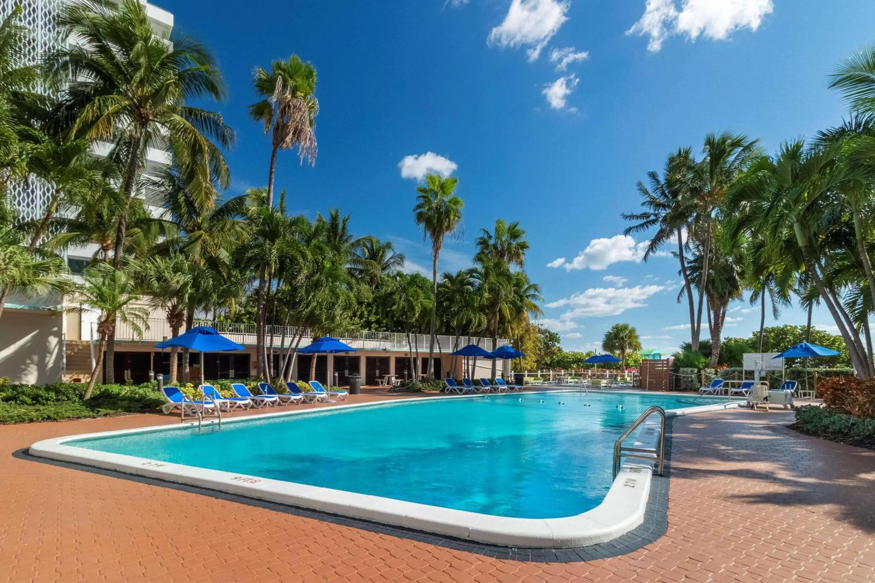 Swimming pool in Radisson Resort Miami Beach