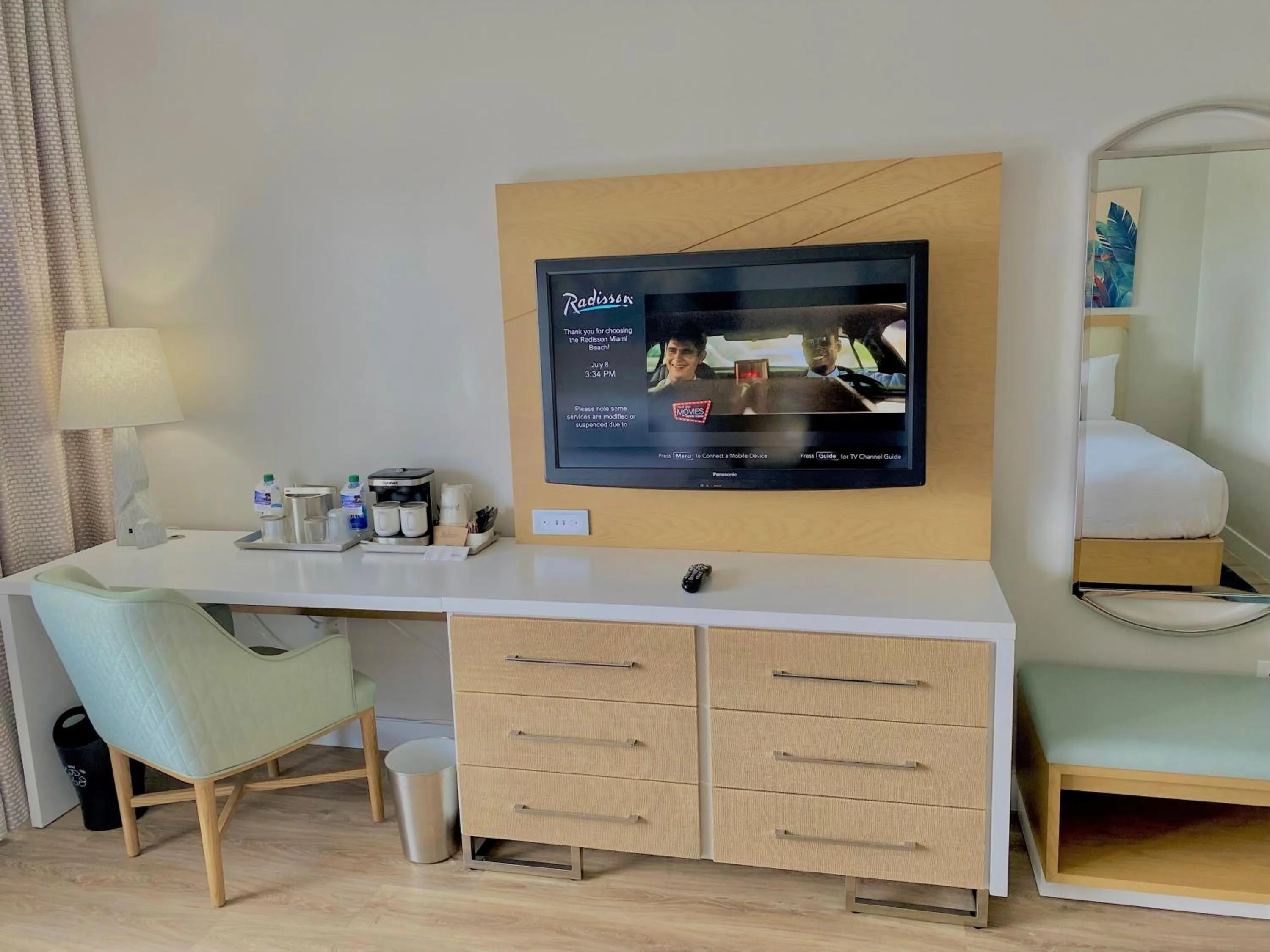 TV and multimedia in Radisson Resort Miami Beach