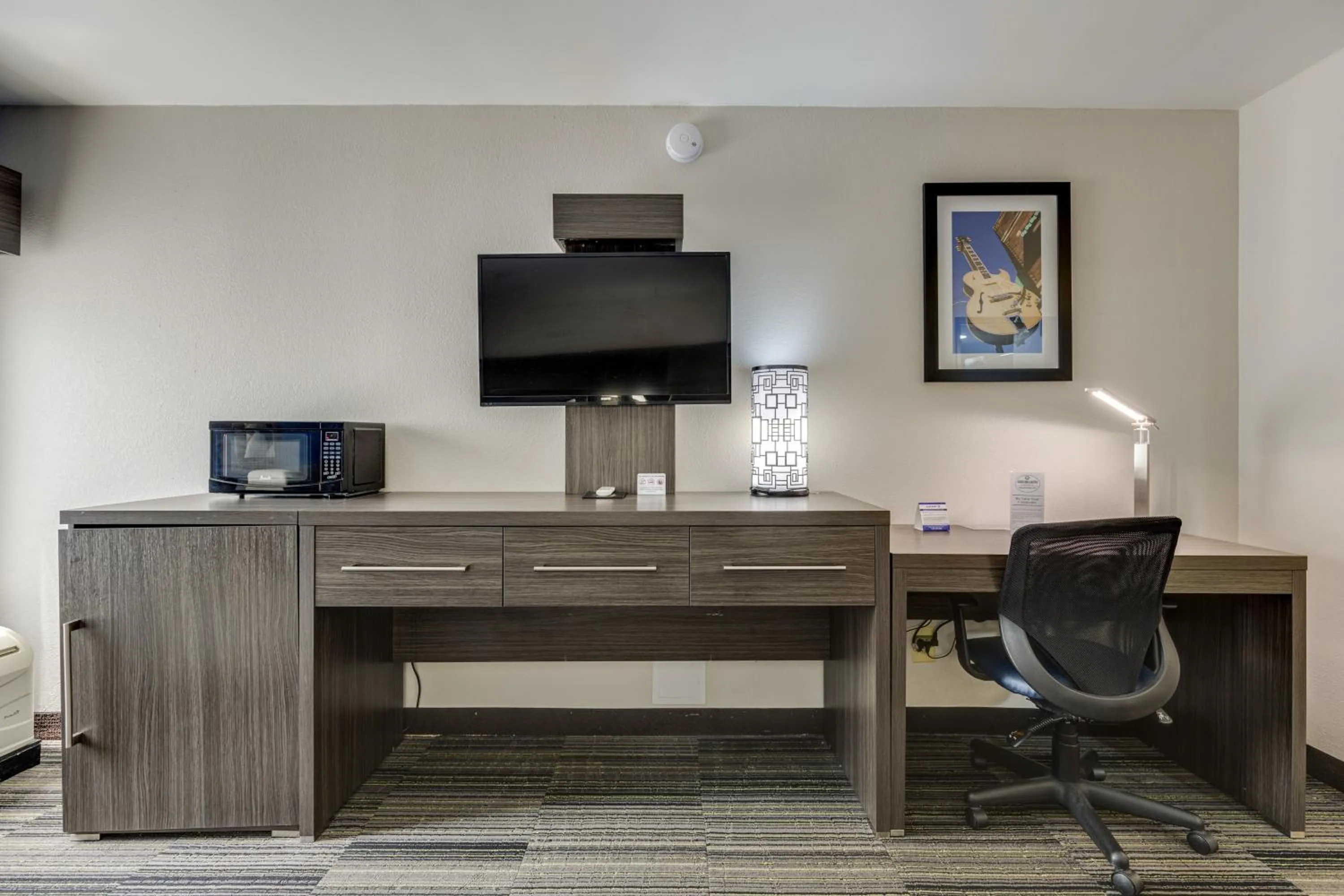 TV and multimedia in Alexis Inn and Suites Hotel