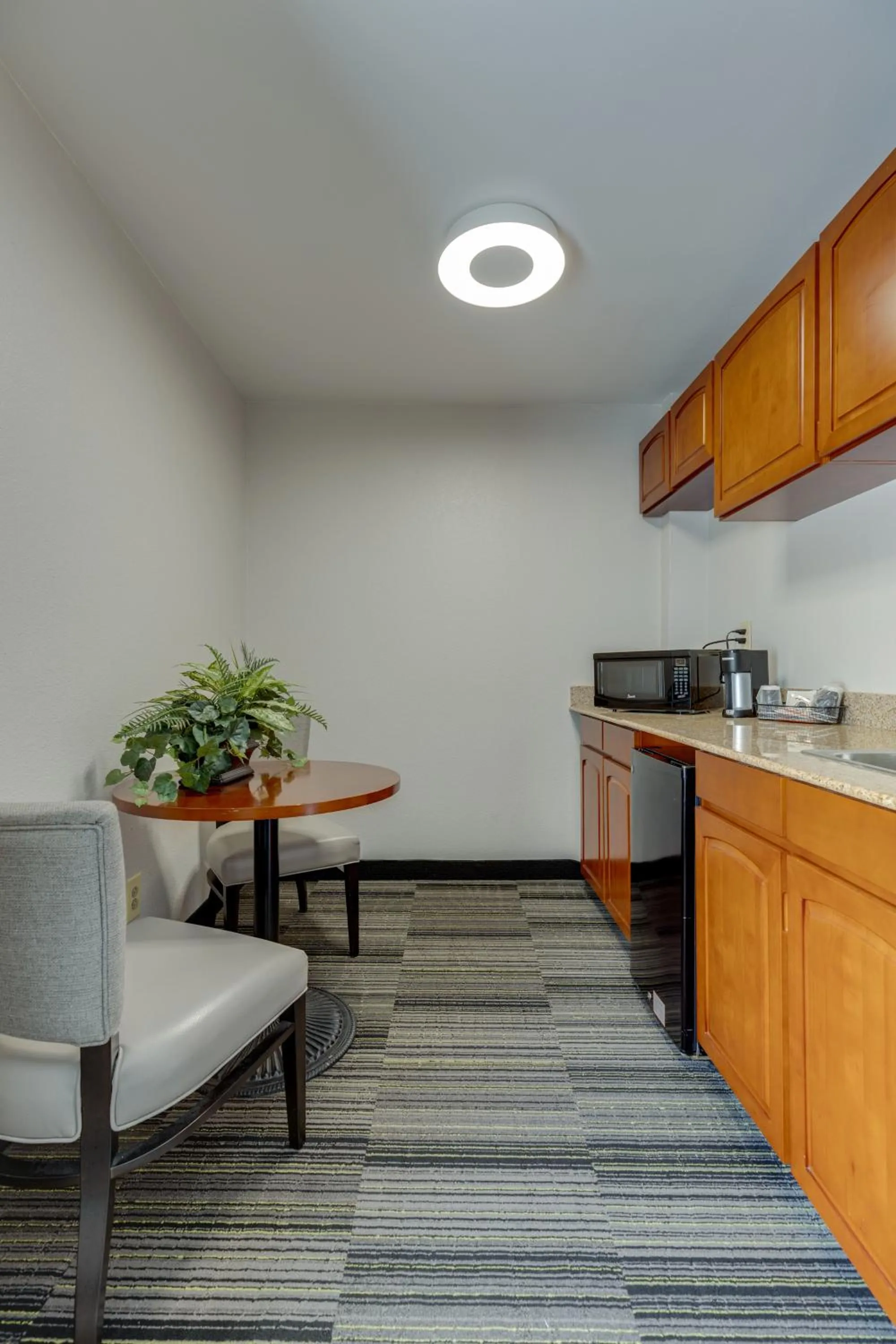 Kitchen or kitchenette in Alexis Inn and Suites Hotel