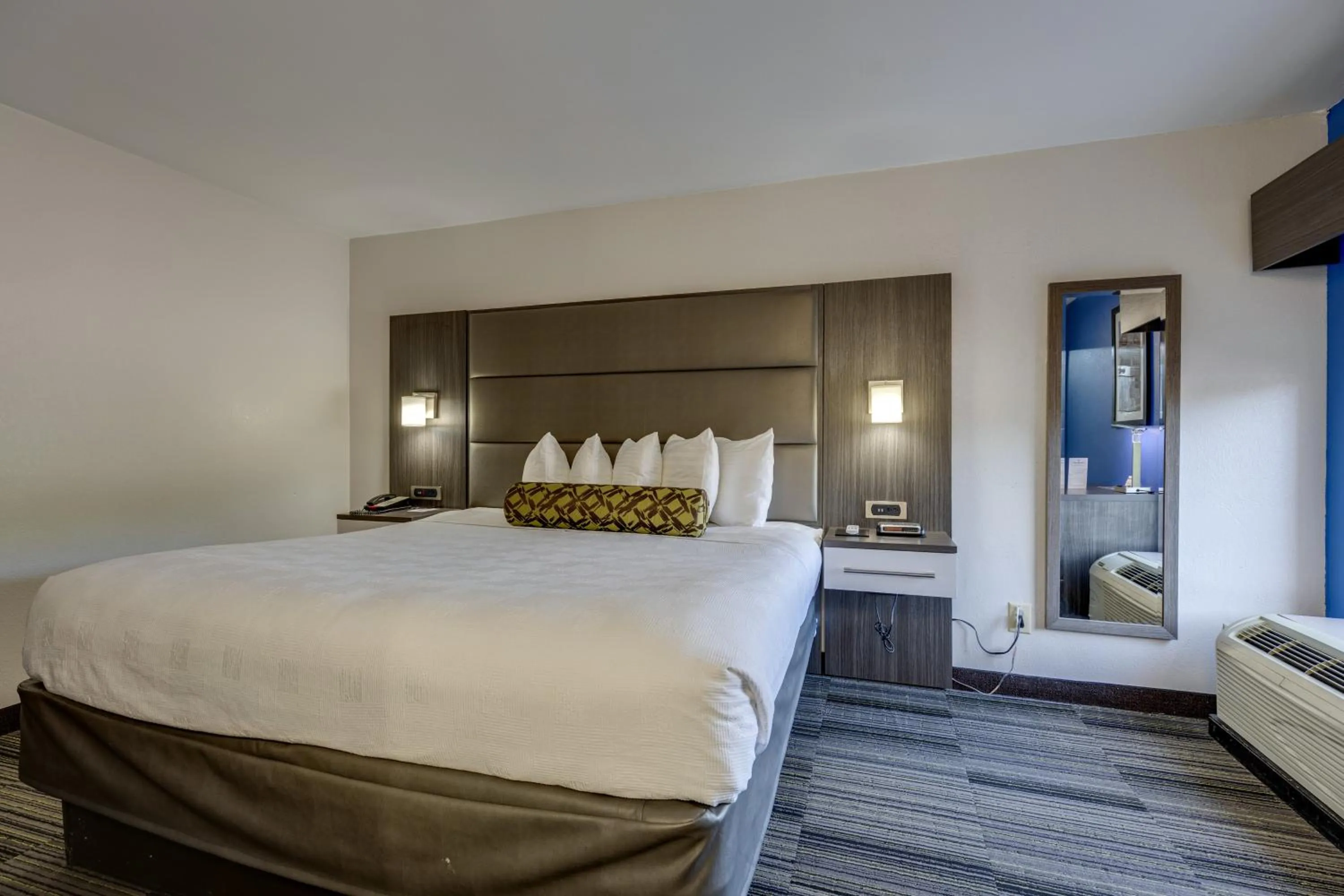 Bed in Alexis Inn and Suites Hotel