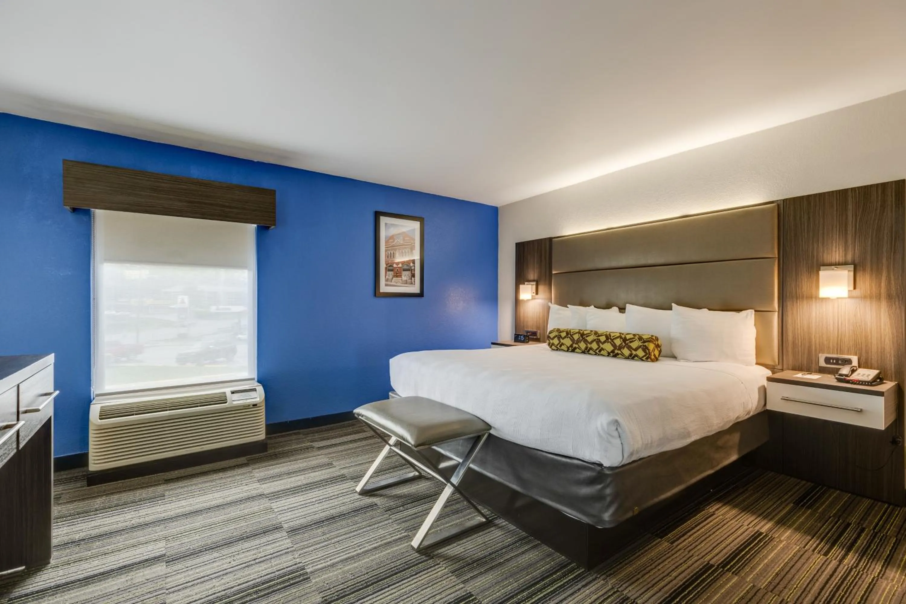 Bed in Alexis Inn and Suites Hotel