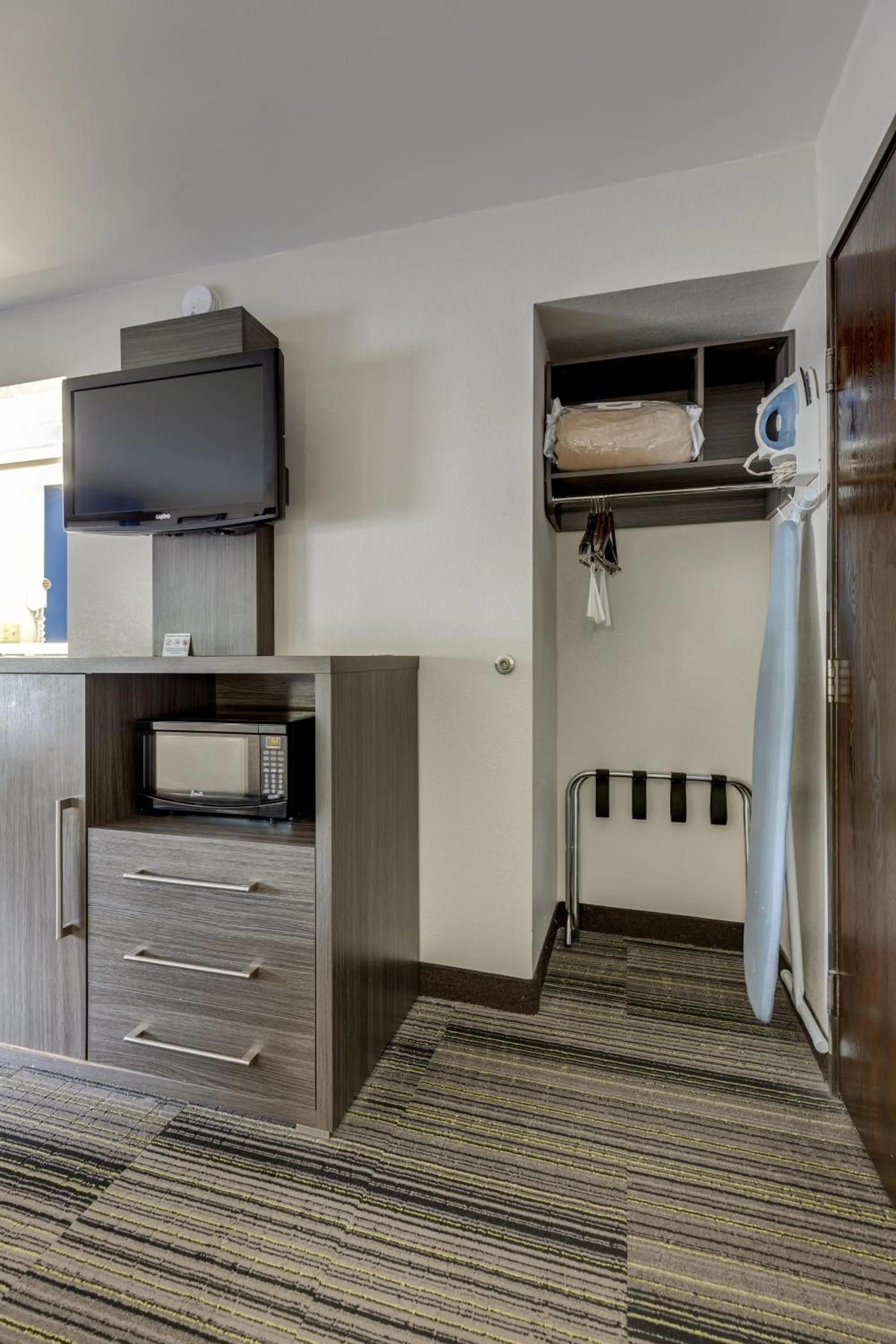 TV and multimedia in Alexis Inn and Suites Hotel