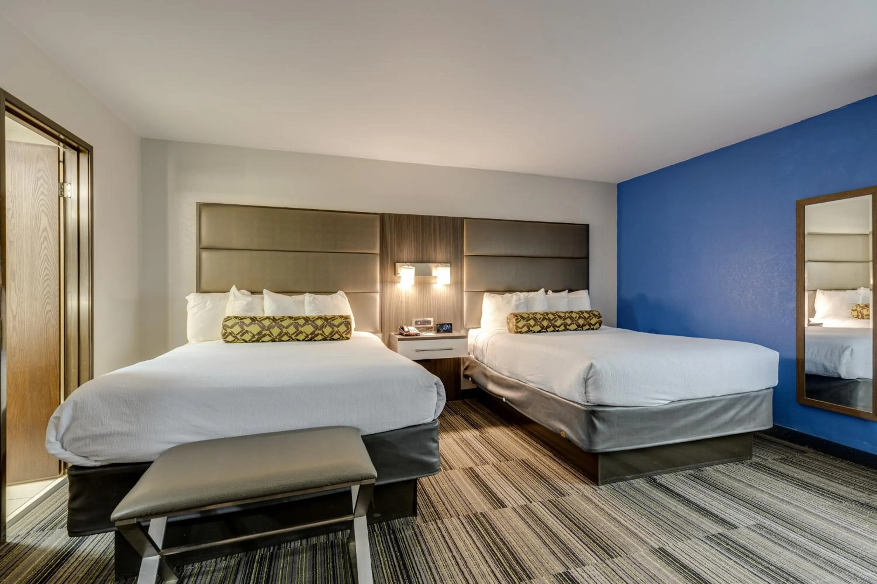 Bed in Alexis Inn and Suites Hotel