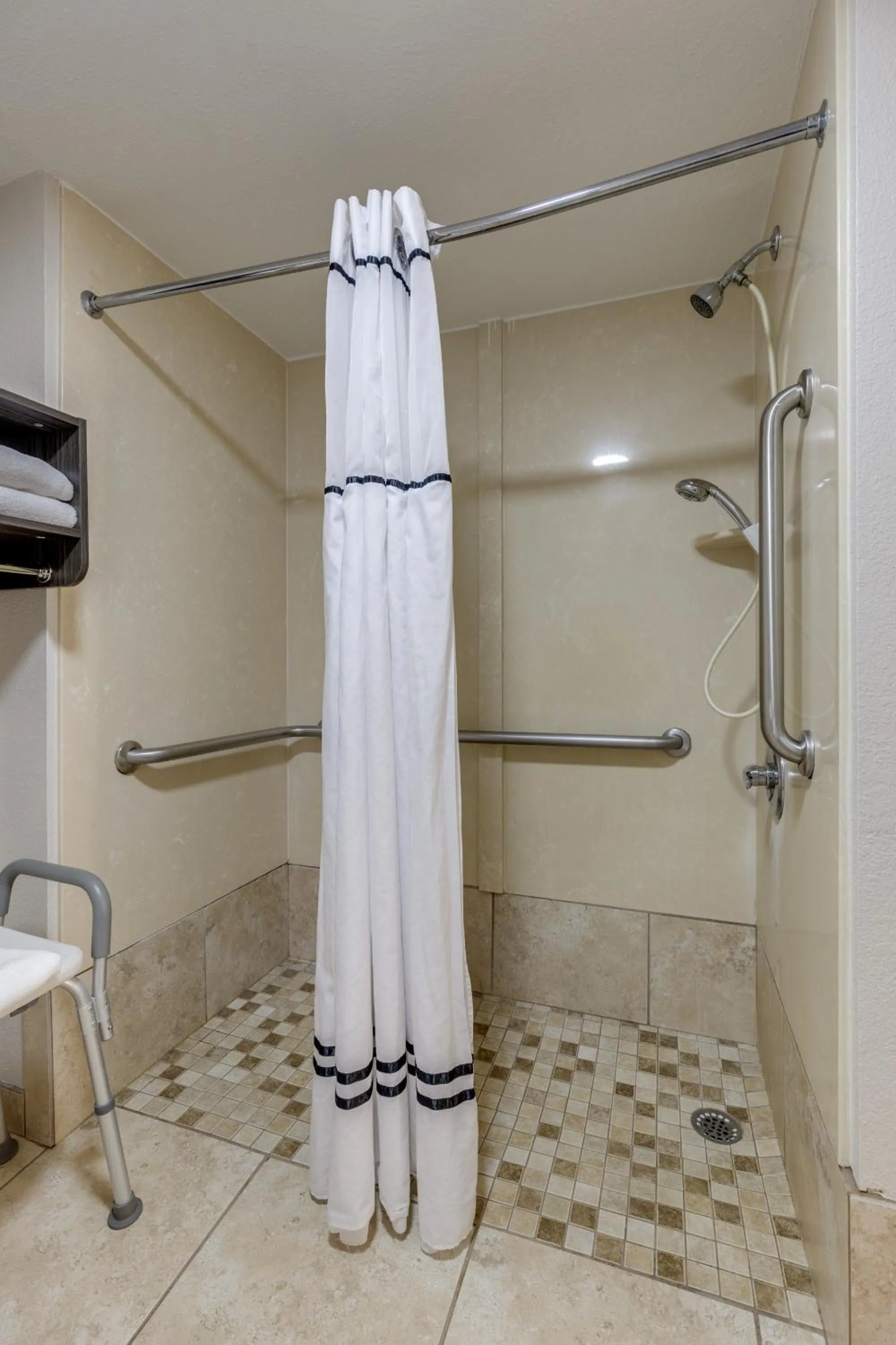 Shower in Alexis Inn and Suites Hotel
