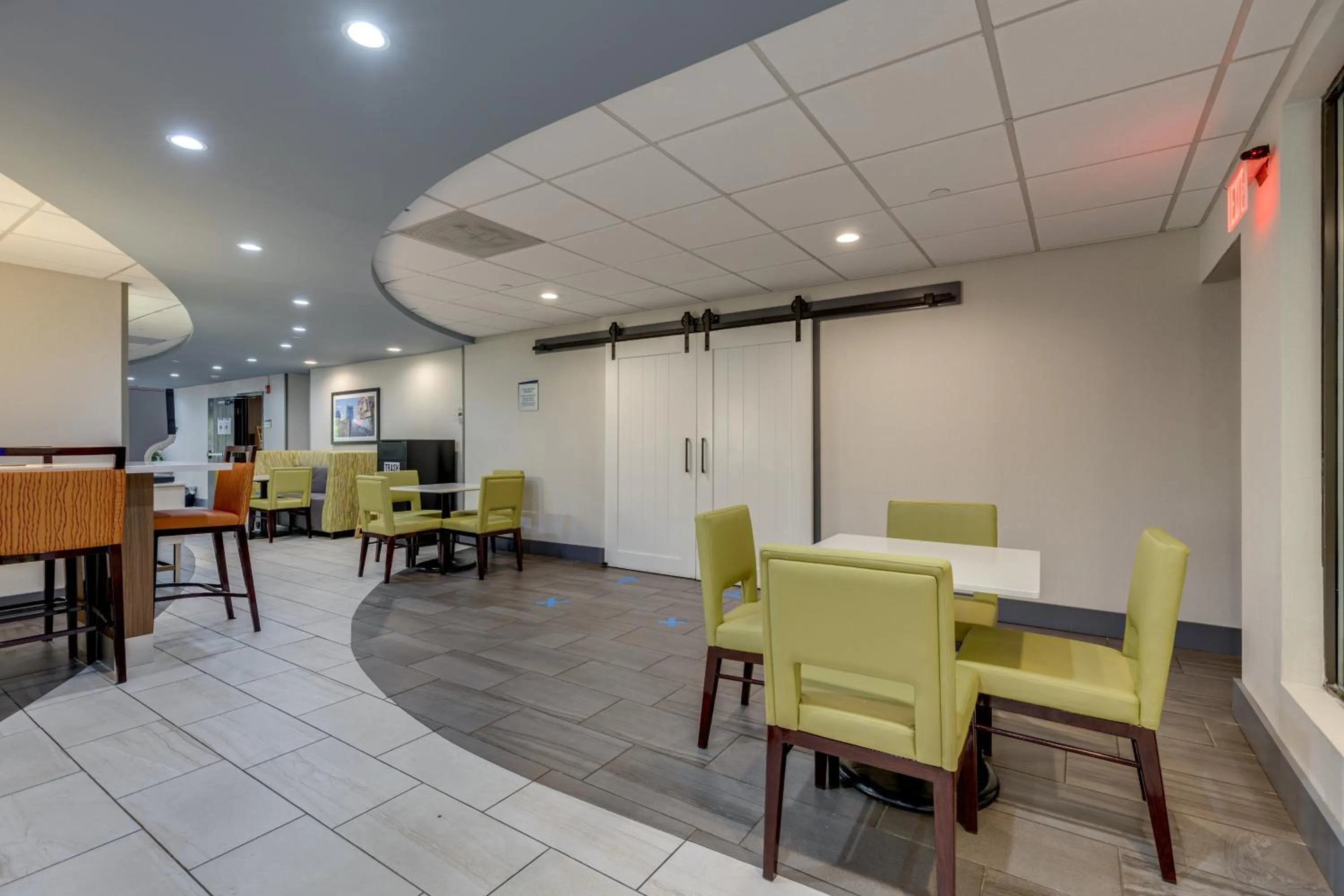 Seating area in Alexis Inn and Suites Hotel