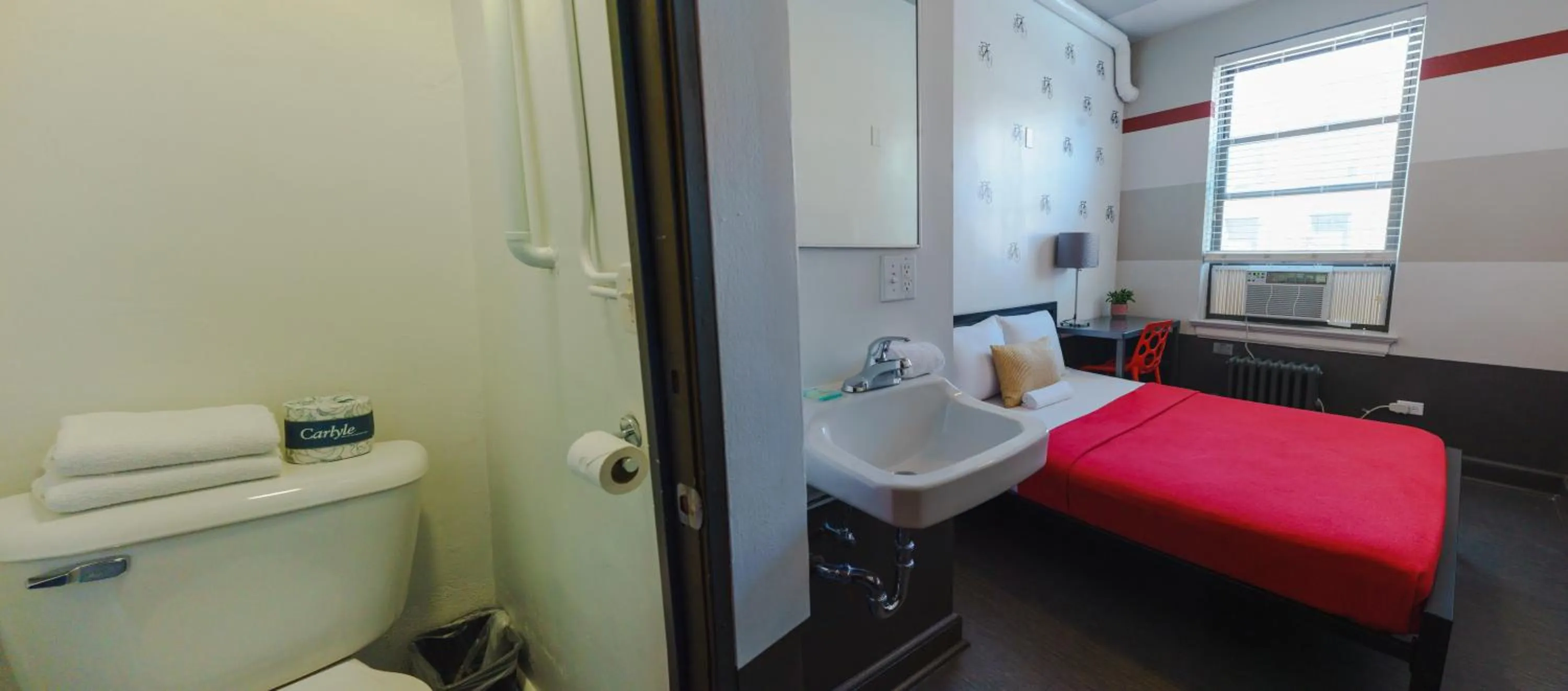 Toilet in Chicago Getaway Hostel