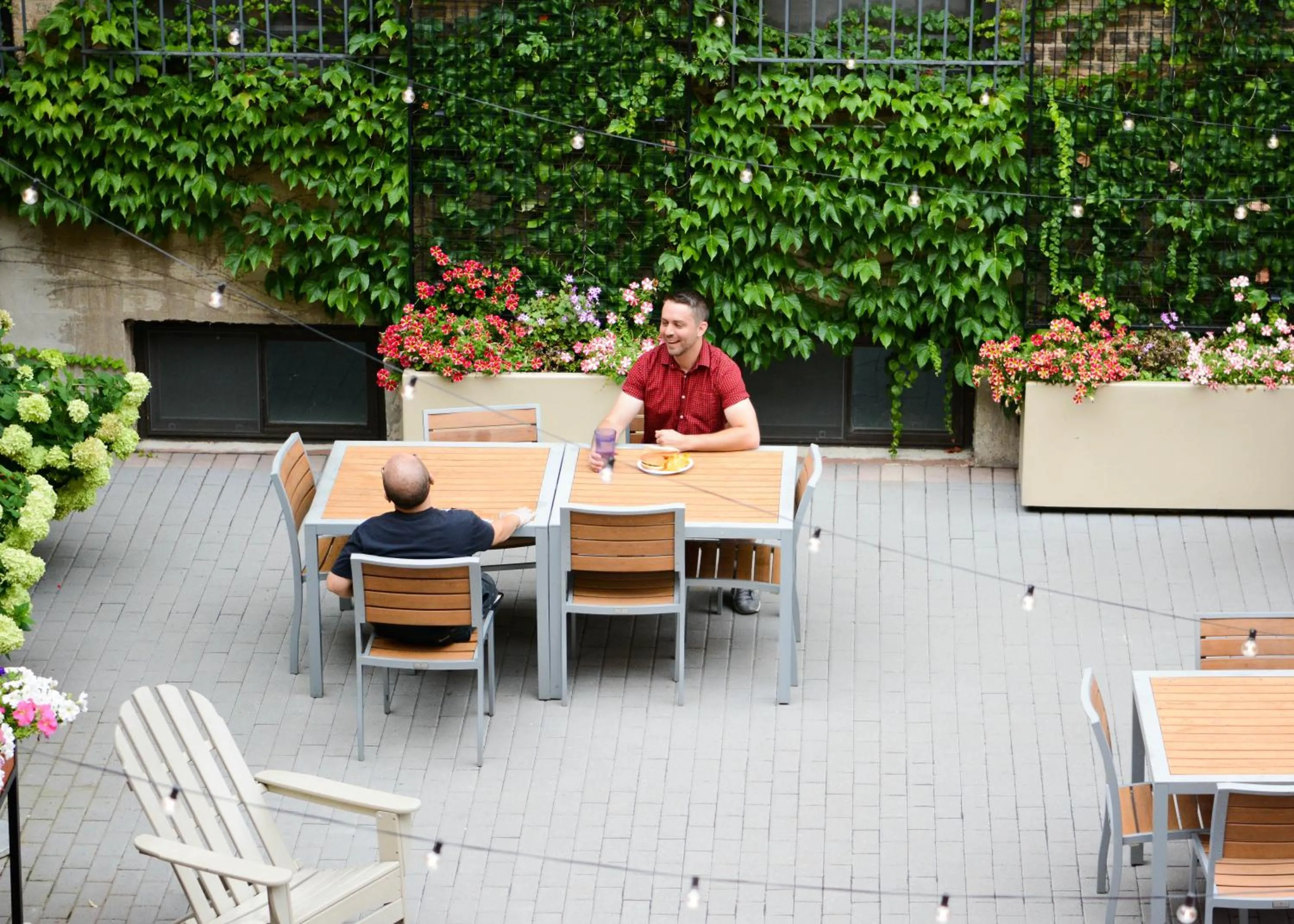 Patio in Chicago Getaway Hostel