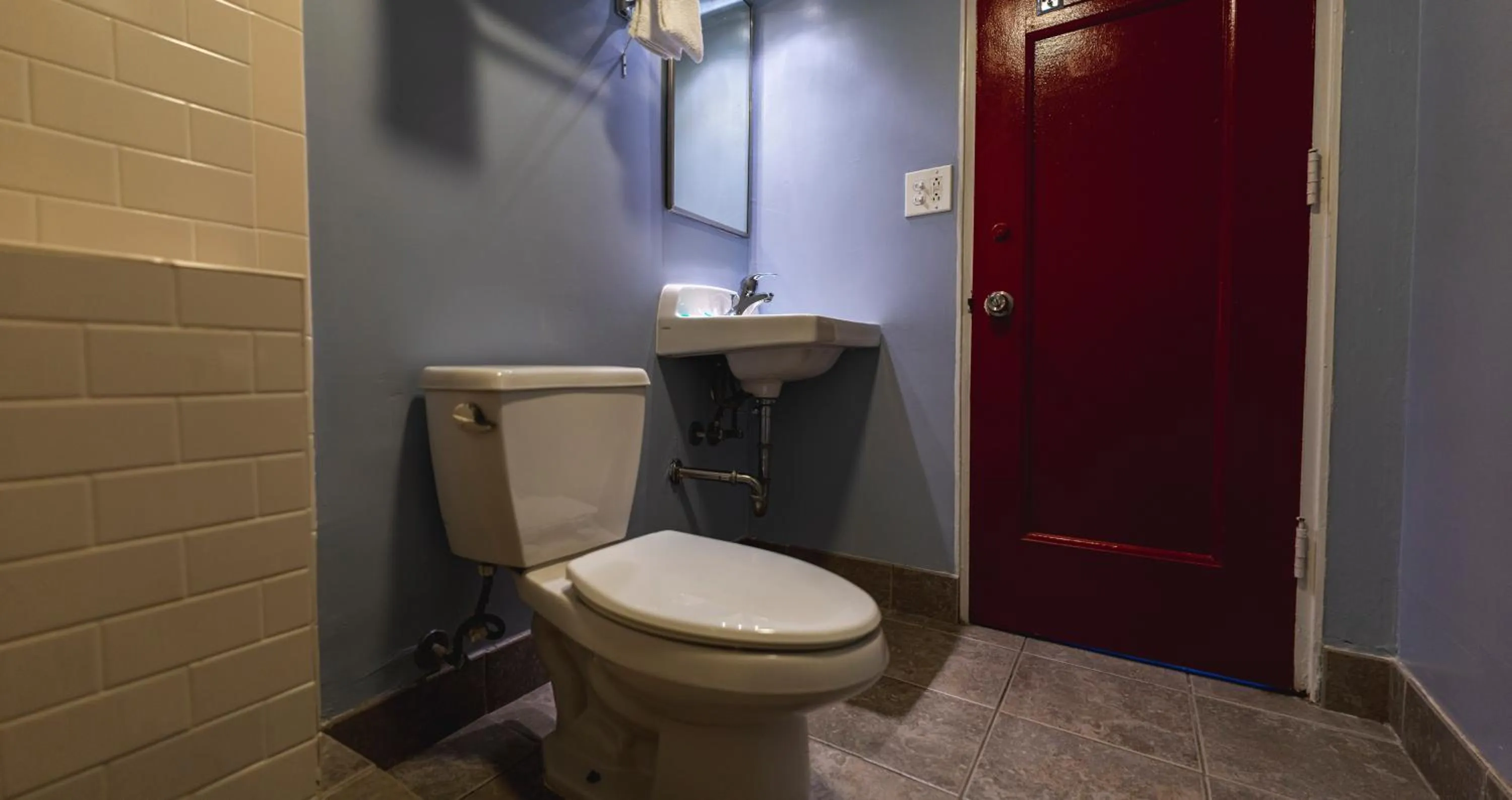 Toilet in Chicago Getaway Hostel