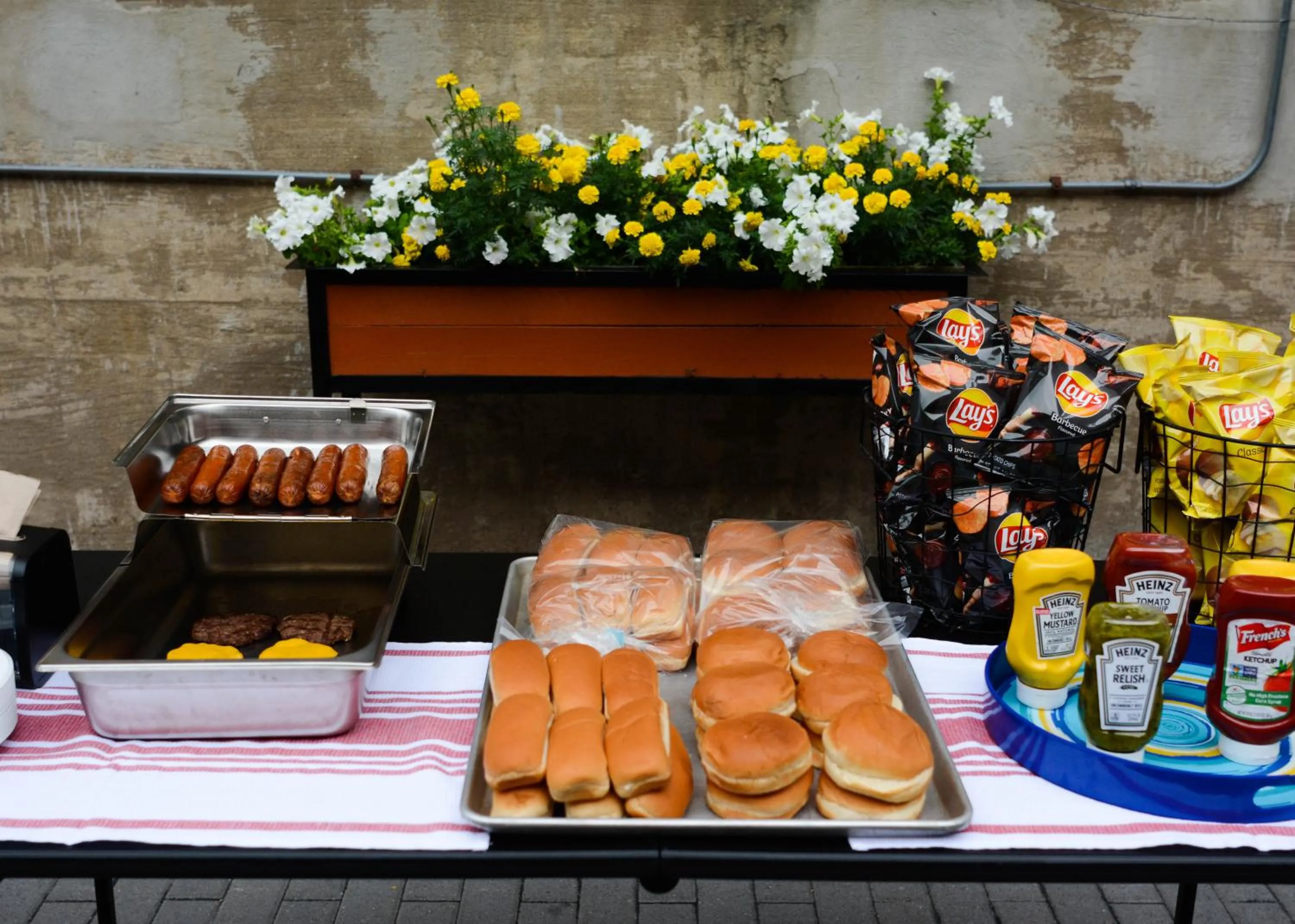 Patio in Chicago Getaway Hostel