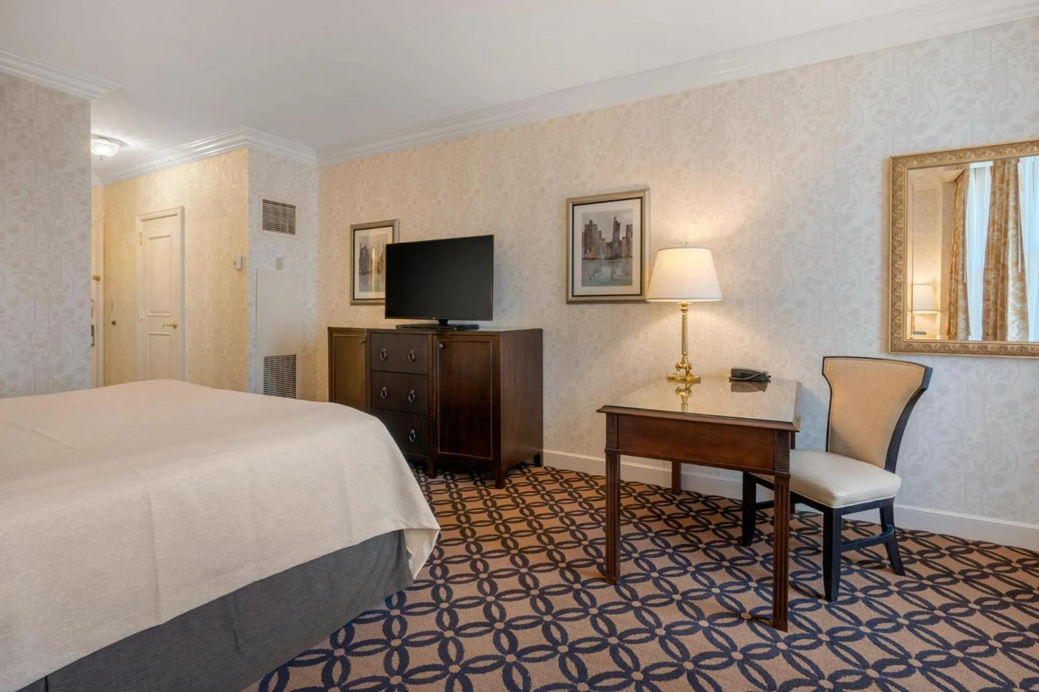 Photo of the whole room, Bed in Omni San Francisco