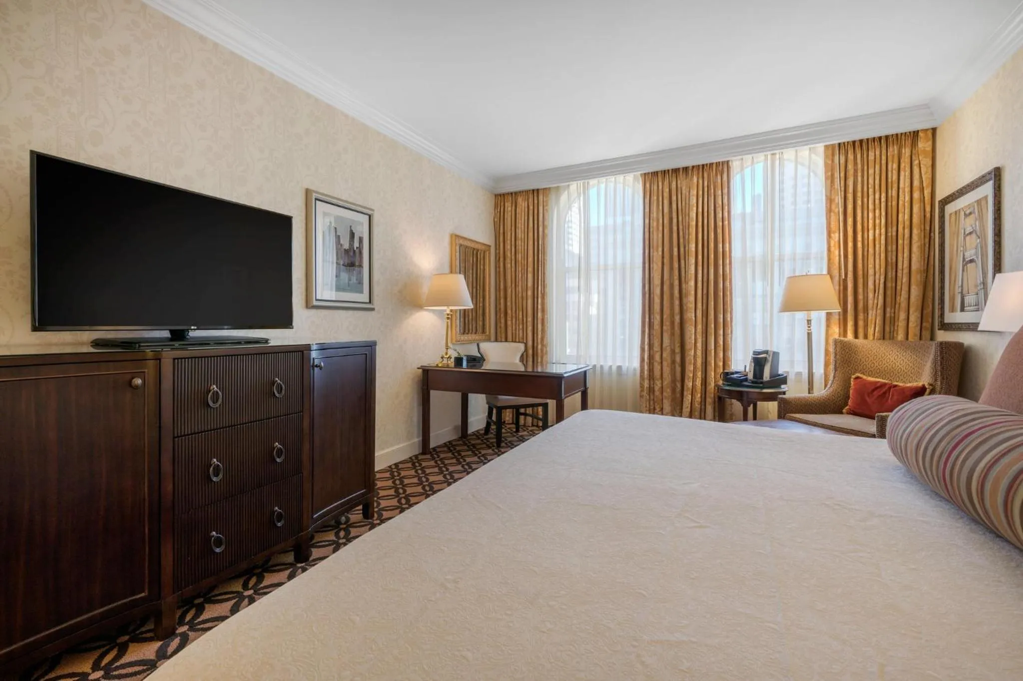 Photo of the whole room, Bed in Omni San Francisco