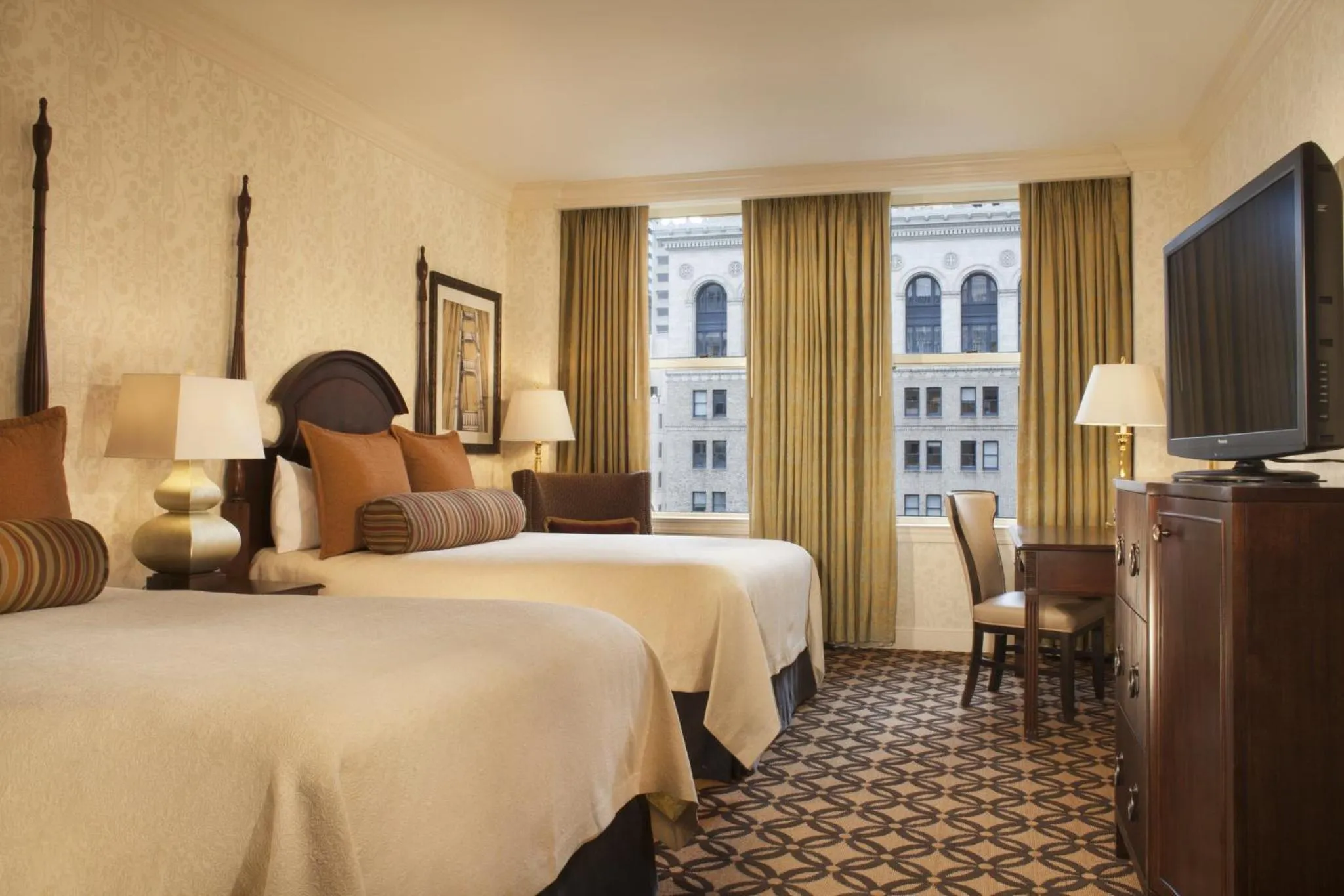 Photo of the whole room, Bed in Omni San Francisco