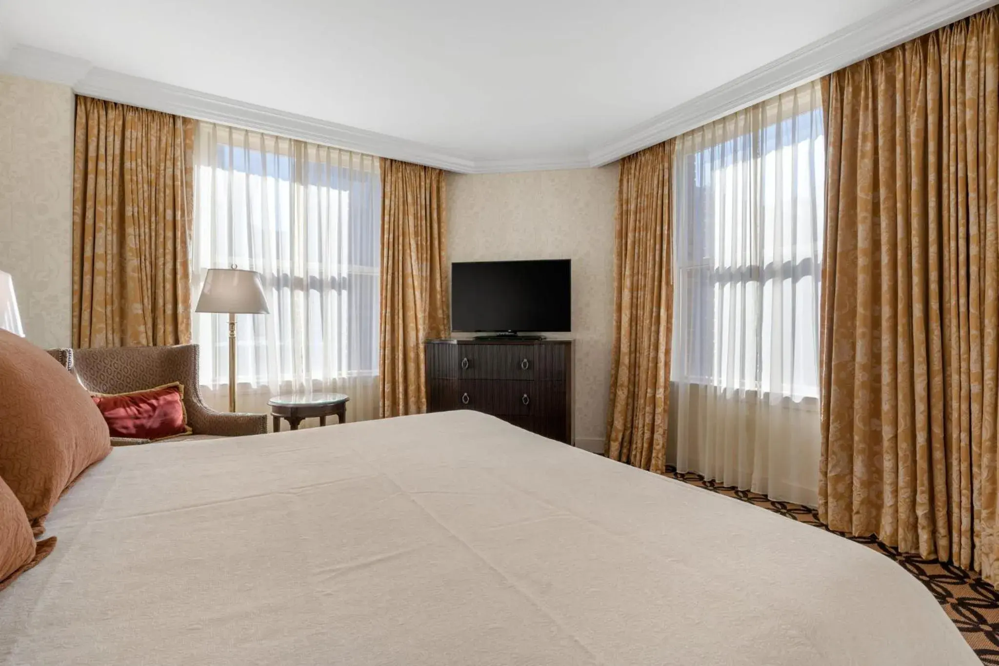 Photo of the whole room, Bed in Omni San Francisco Photo of the whole room, Bed in Omni San Francisco