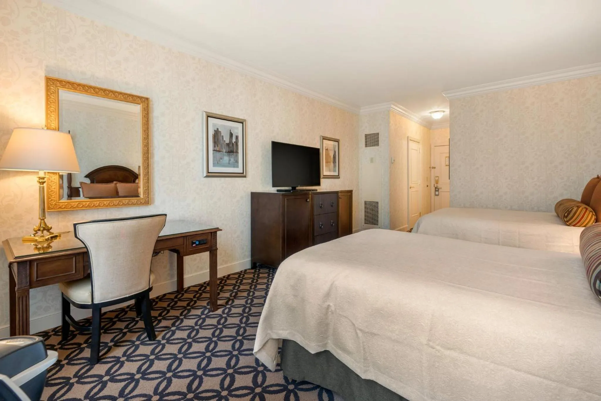 Photo of the whole room, Bed in Omni San Francisco