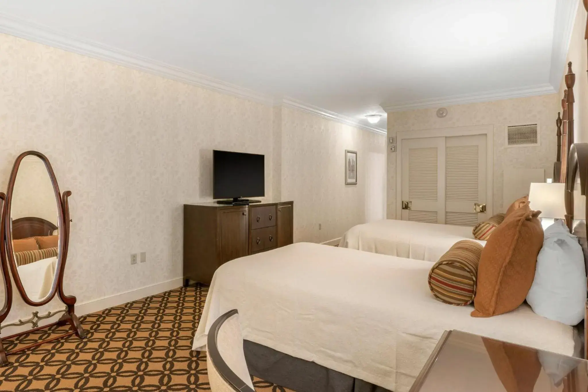 Photo of the whole room, Bed in Omni San Francisco Photo of the whole room, Bed in Omni San Francisco