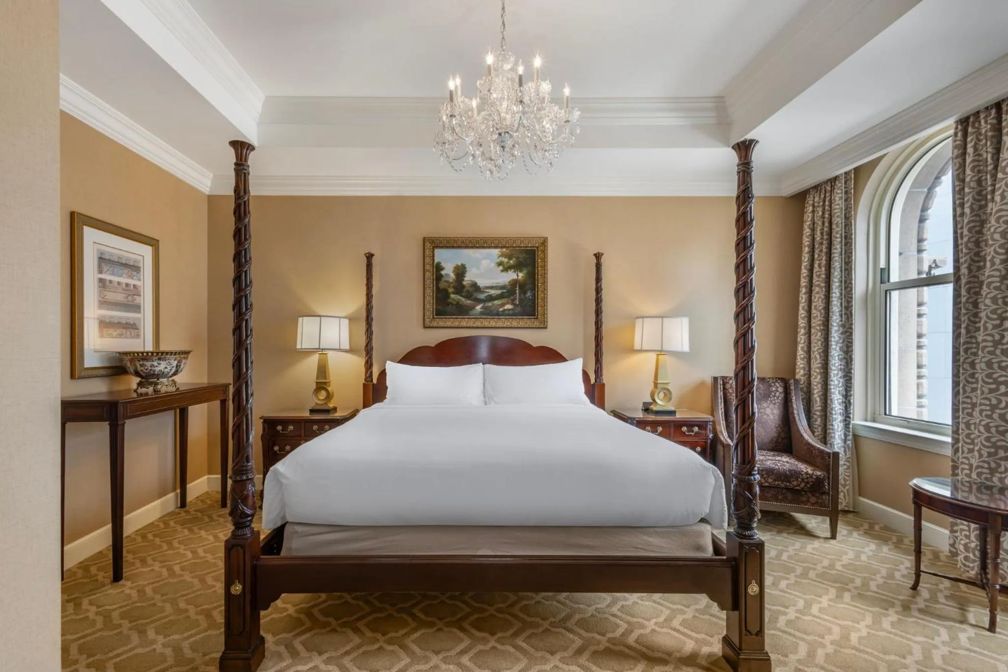 Photo of the whole room, Bed in Omni San Francisco