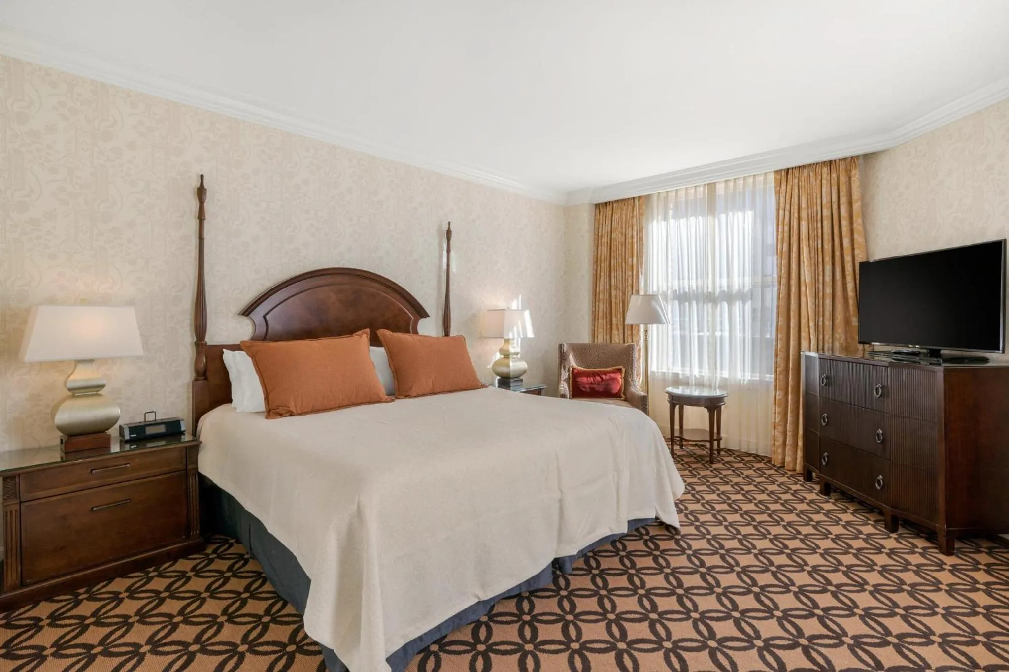 Photo of the whole room, Bed in Omni San Francisco