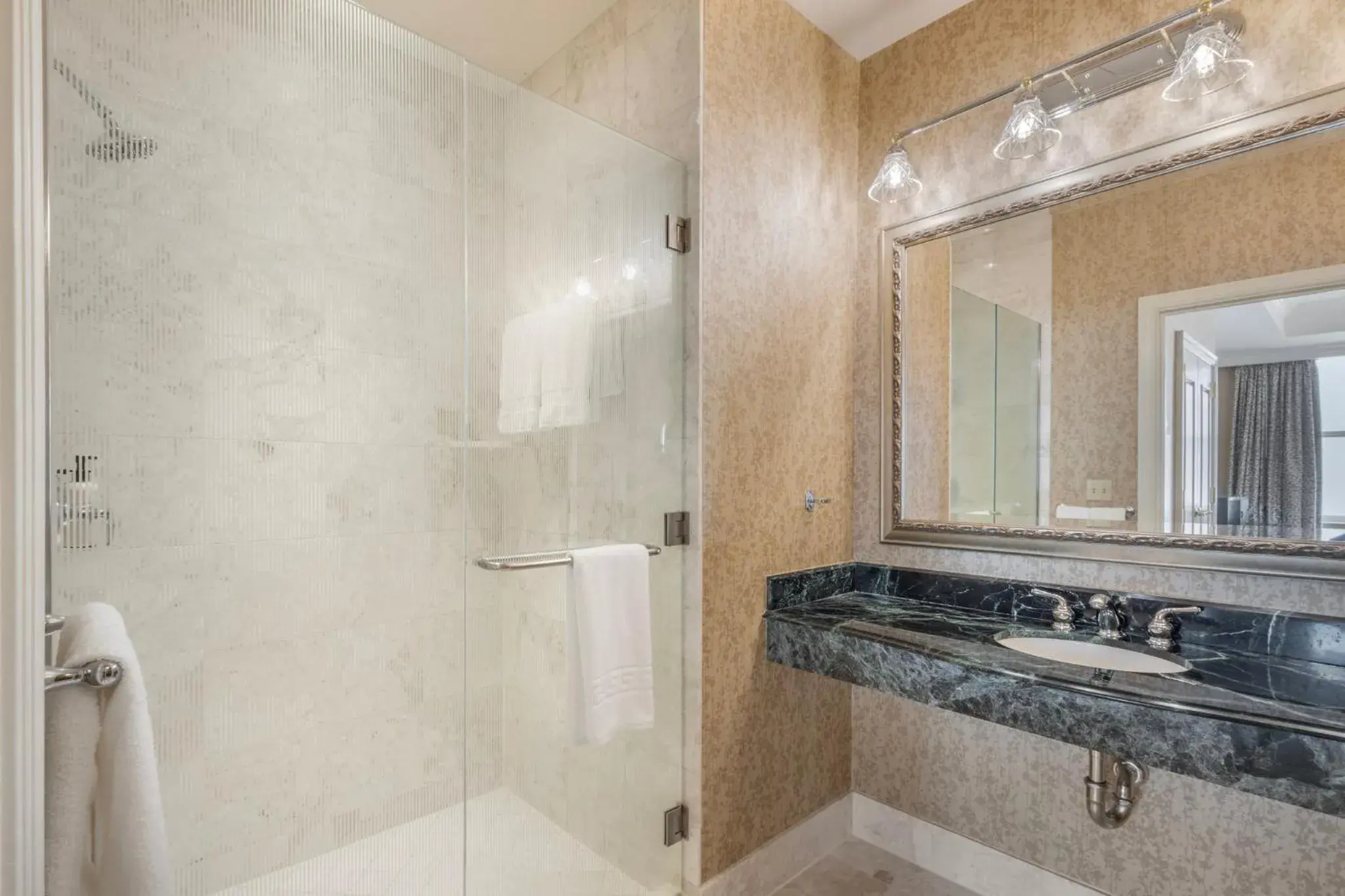 Bathroom in Omni San Francisco Bathroom in Omni San Francisco