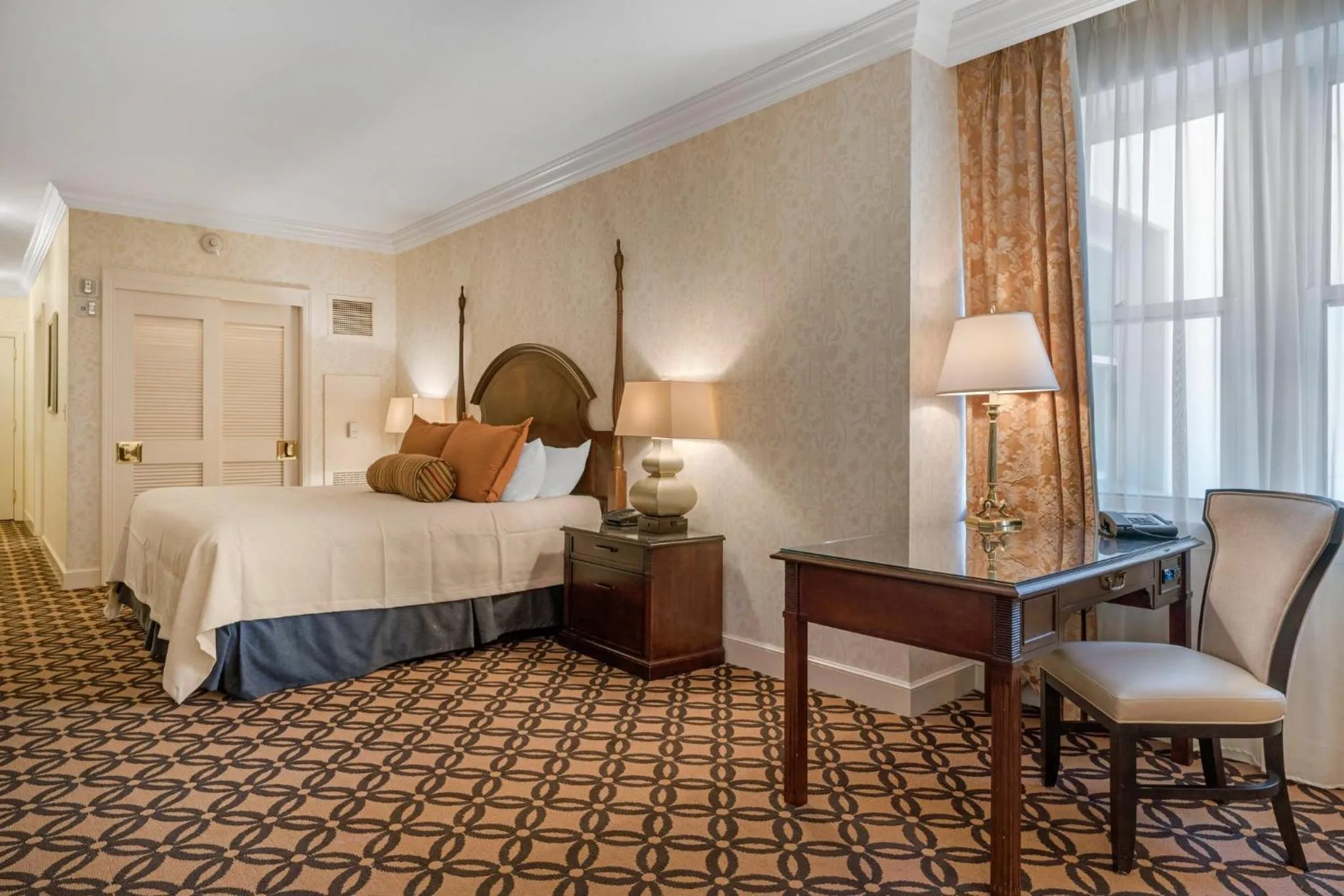 Photo of the whole room, Bed in Omni San Francisco