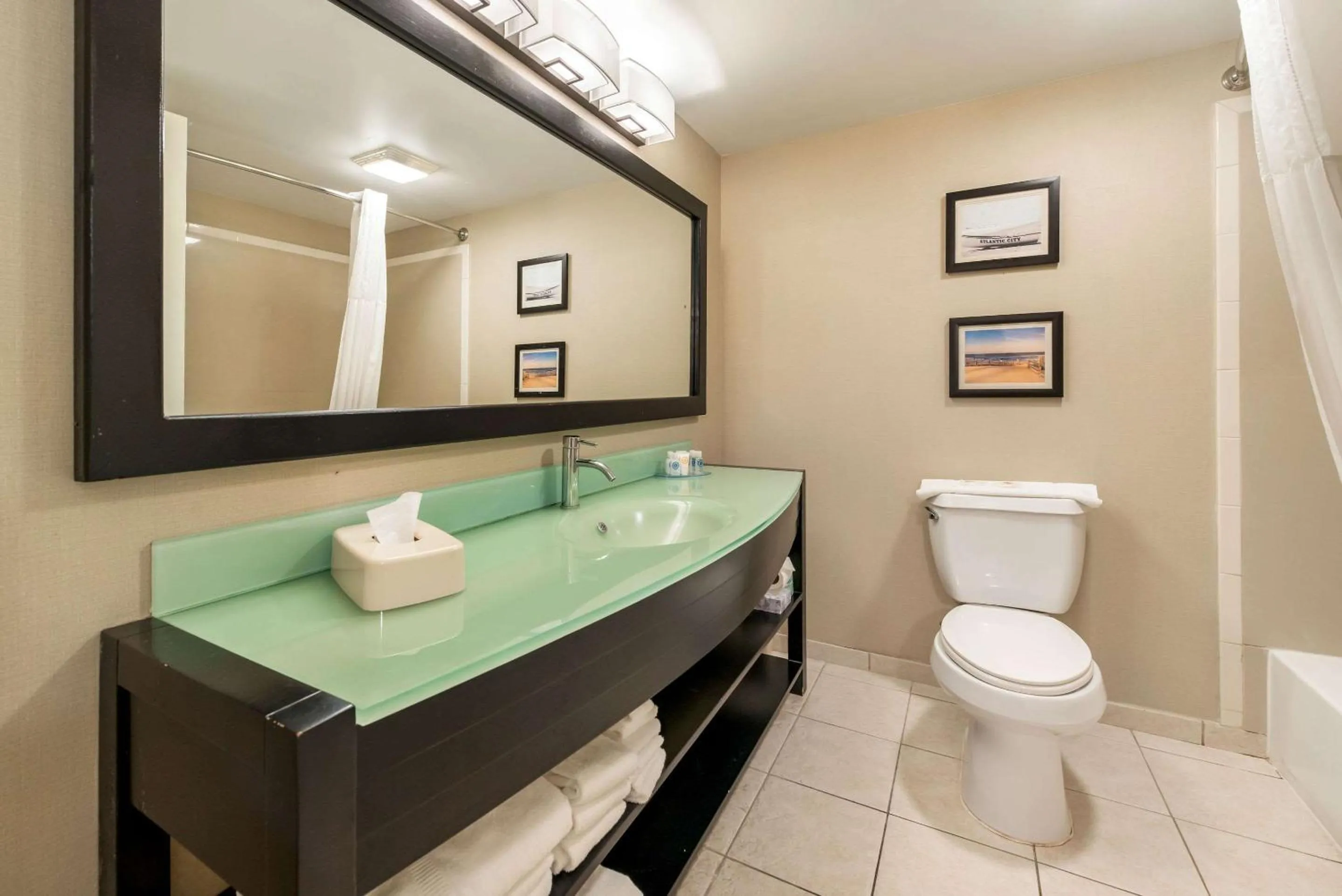 Bathroom in Comfort Suites Atlantic City North