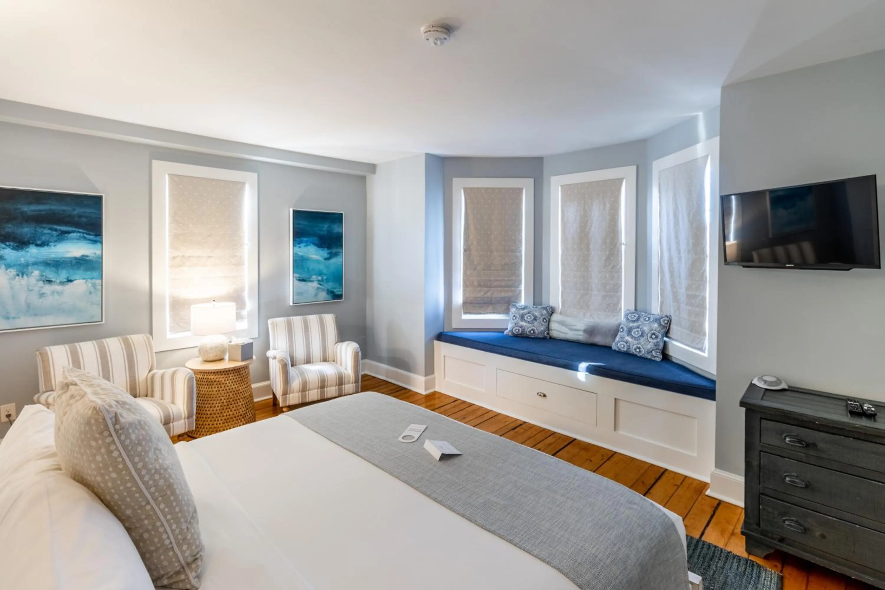 Superior King Room in Town & Tide Inn