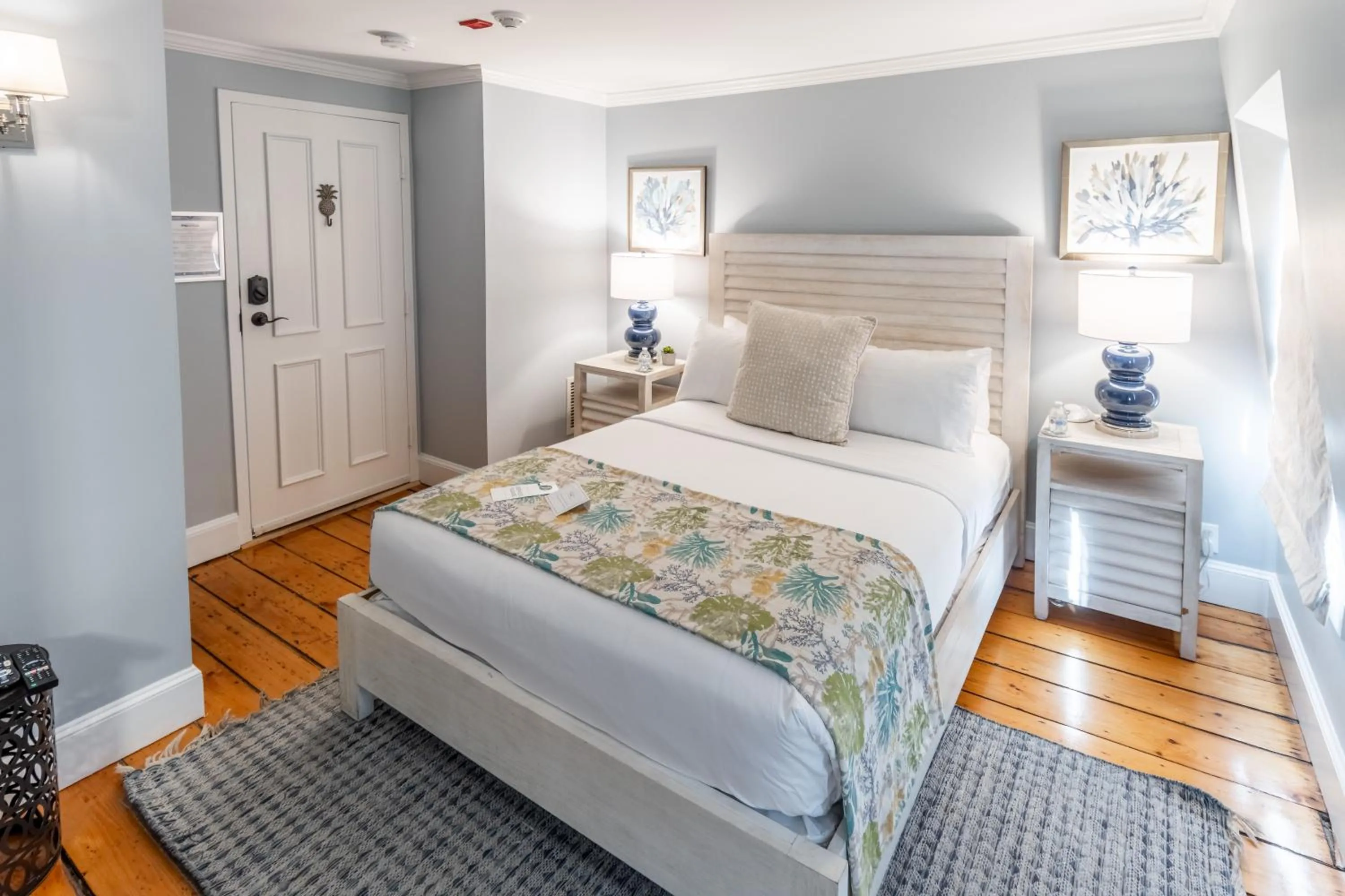 Standard Queen Room in Town & Tide Inn