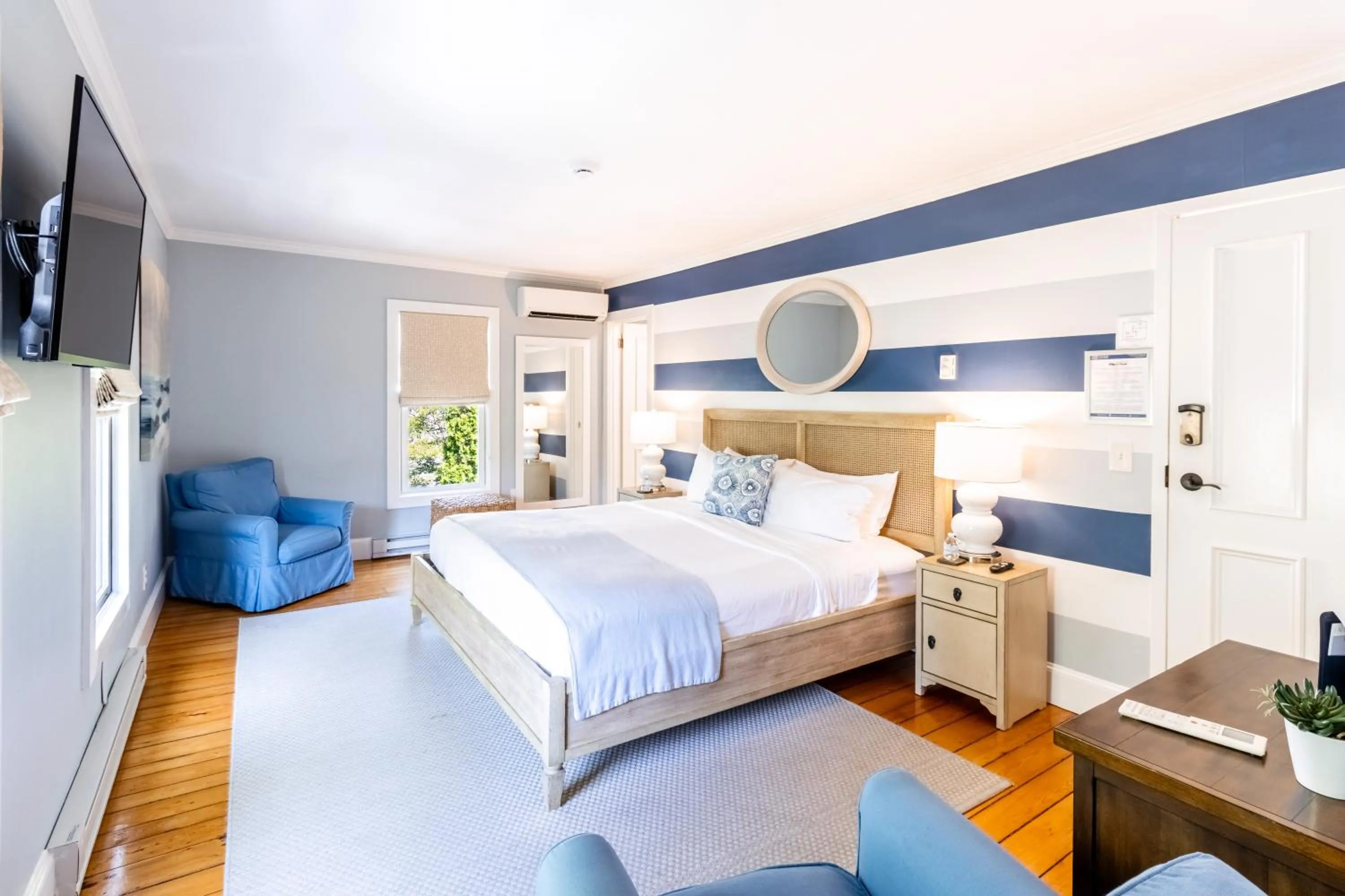 King Room in Town & Tide Inn