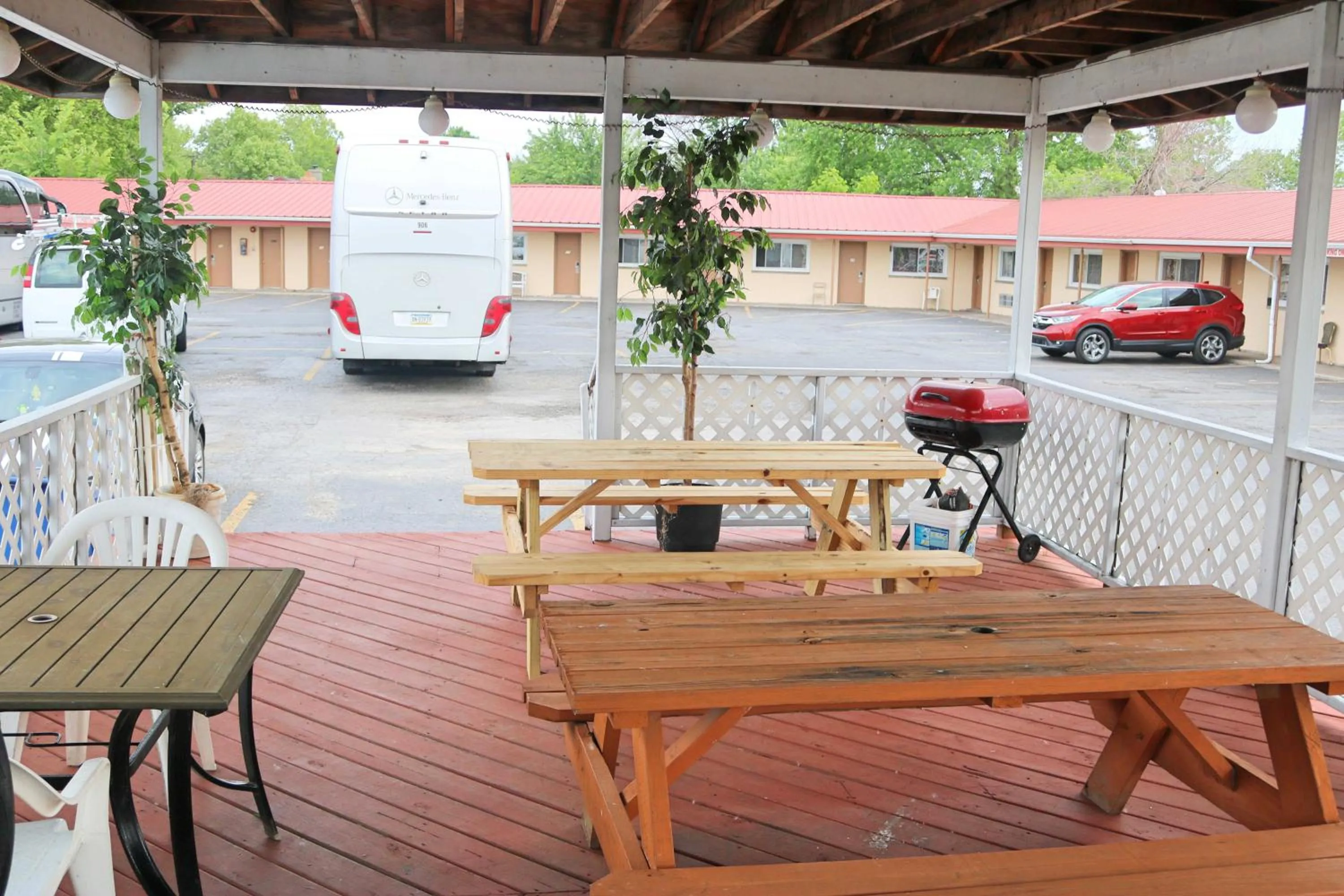 Patio in Budget Host Inn Niagara Falls